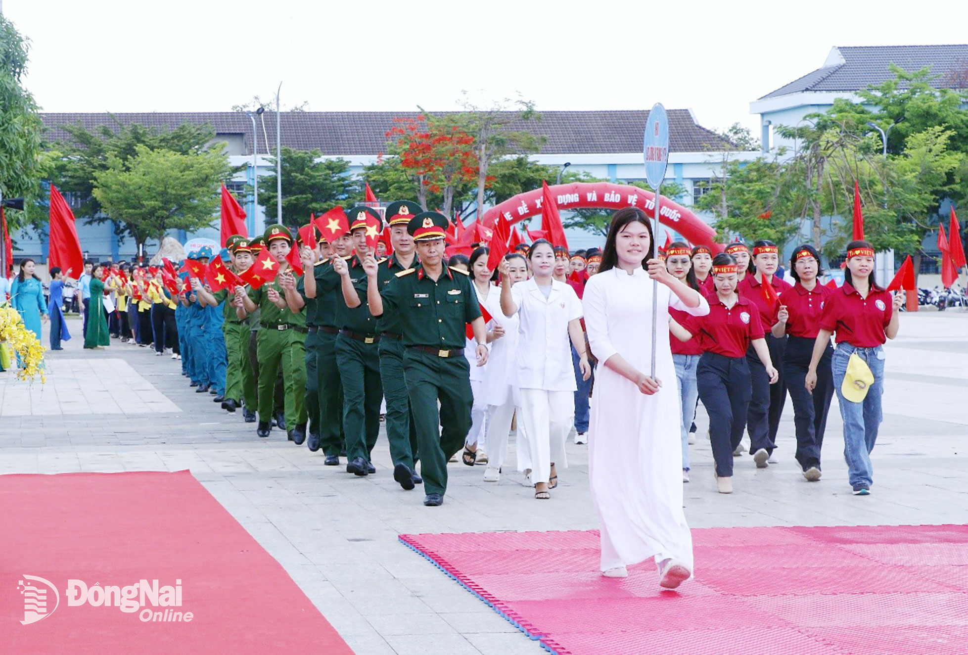 Các lực lượng diễu hành tại Đại hội thể dục thể thao phường Bình Phước lần thứ I năm 2026. Ảnh: Thổ Tín