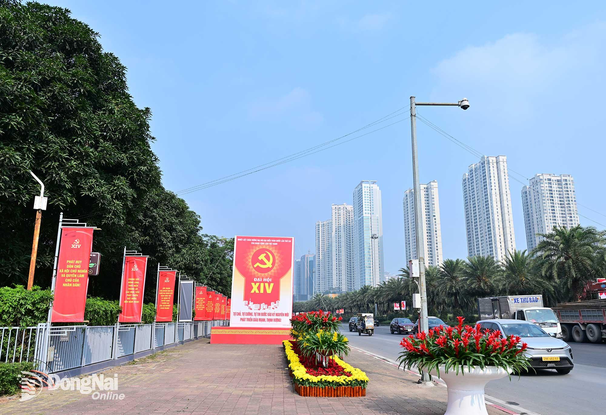 Pa-n&ocirc;, khẩu hiệu ch&agrave;o mừng Đại hội XIV được trang ho&agrave;ng khắp c&aacute;c trục đường ch&iacute;nh thủ đ&ocirc;. Ảnh: C&ocirc;ng Nghĩa  