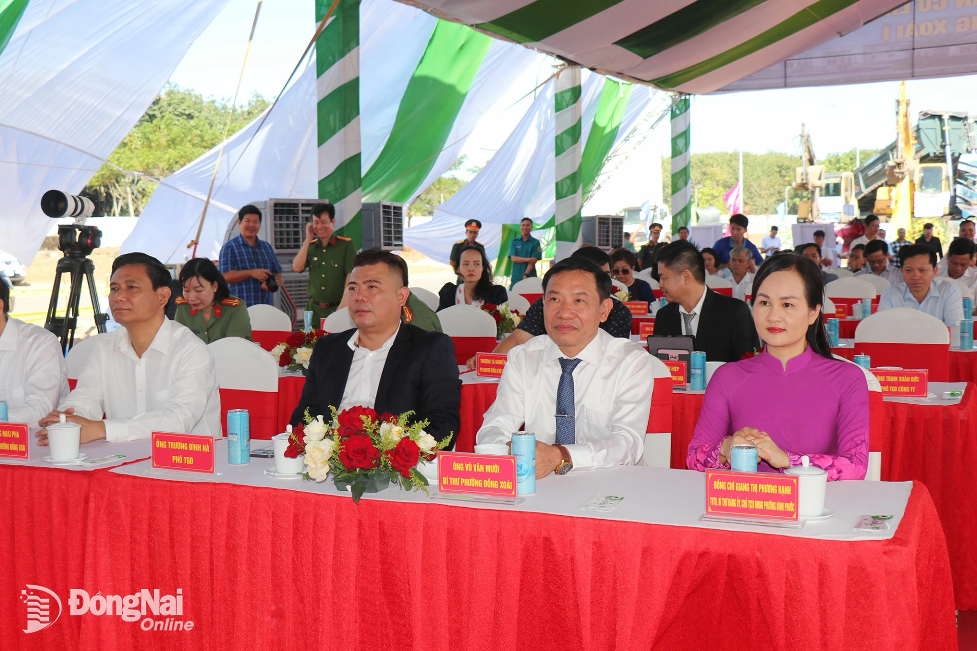 Các đại biểu dự lễ khởi công Dự án Nhà ở xã hội khu dân cư liền kề Khu công nghiệp Đồng Xoài I. Ảnh: Xuân Túc  