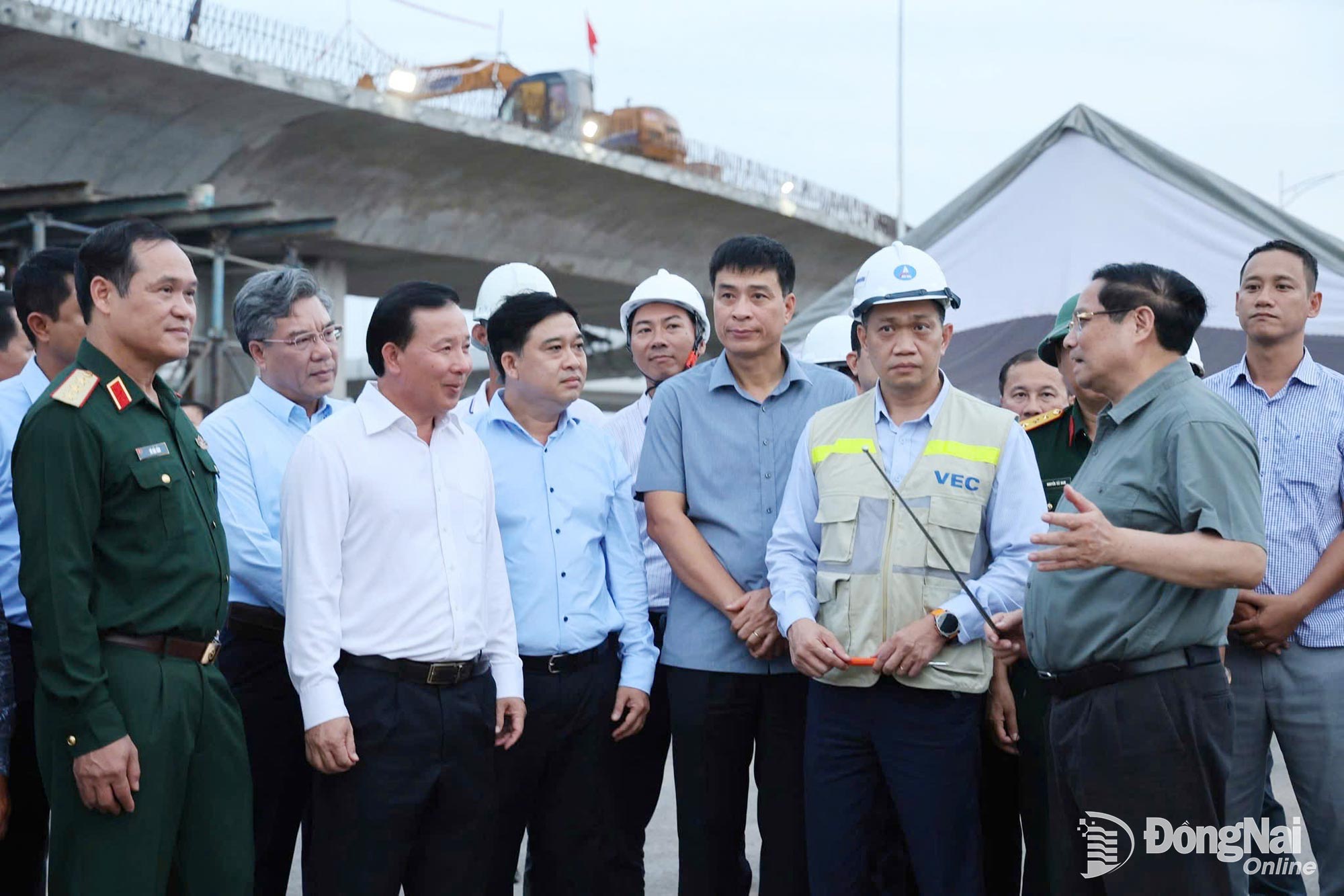 Thủ tướng Chính phủ Phạm Minh Chính trao đổi với lãnh đạo tỉnh Đồng Nai và các đơn vị liên quan tại chuyến kiểm tra, làm việc về sân bay Long Thành. Ảnh: Tuấn Ngô