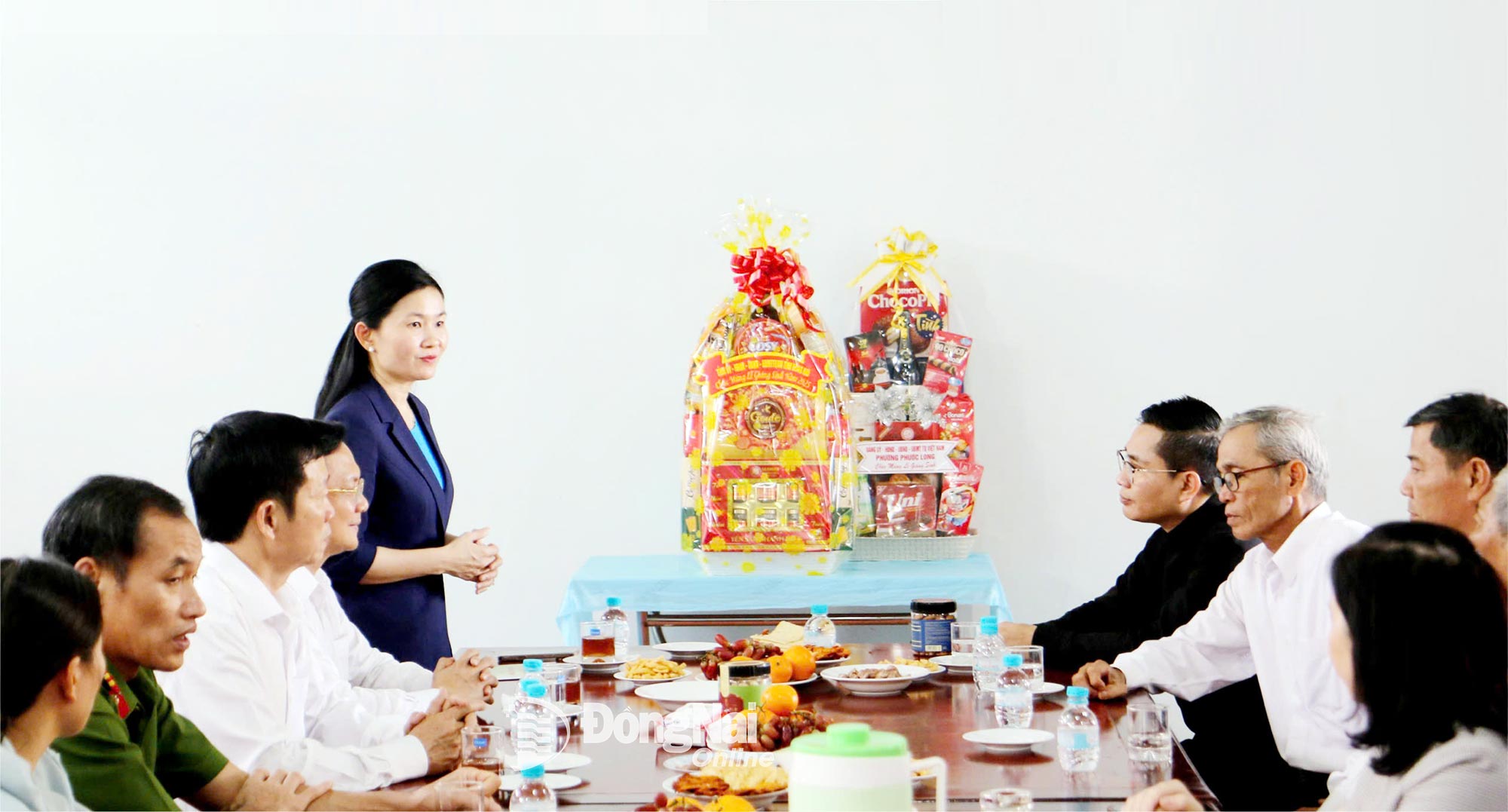 Đồng ch&iacute; T&ocirc;n Ngọc Hạnh, Ủy vi&ecirc;n dự khuyết Trung ương Đảng, Ph&oacute; B&iacute; thư Thường trực Tỉnh ủy, Chủ tịch HĐND tỉnh Đồng Nai ch&uacute;c mừng Gi&aacute;ng sinh đến Linh mục Nguyễn Văn Yến, Quản xứ Gi&aacute;o xứ Sơn Giang (phường Phước Long) c&ugrave;ng c&aacute;c gi&aacute;o d&acirc;n. Ảnh: Văn Truy&ecirc;n  