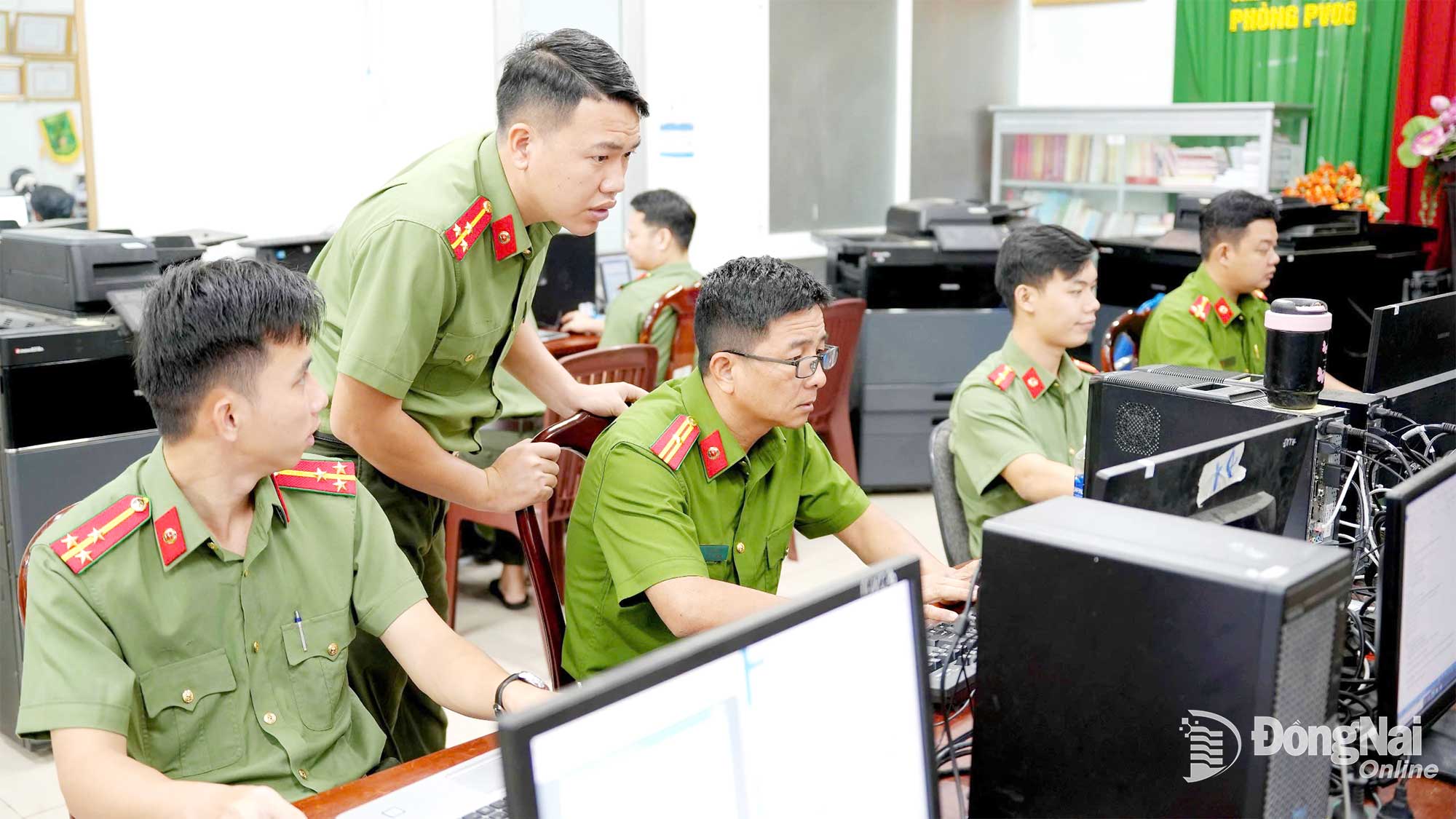 Các cán bộ, chiến sĩ tập trung cao độ cho nhiệm vụ. Ảnh: H.T