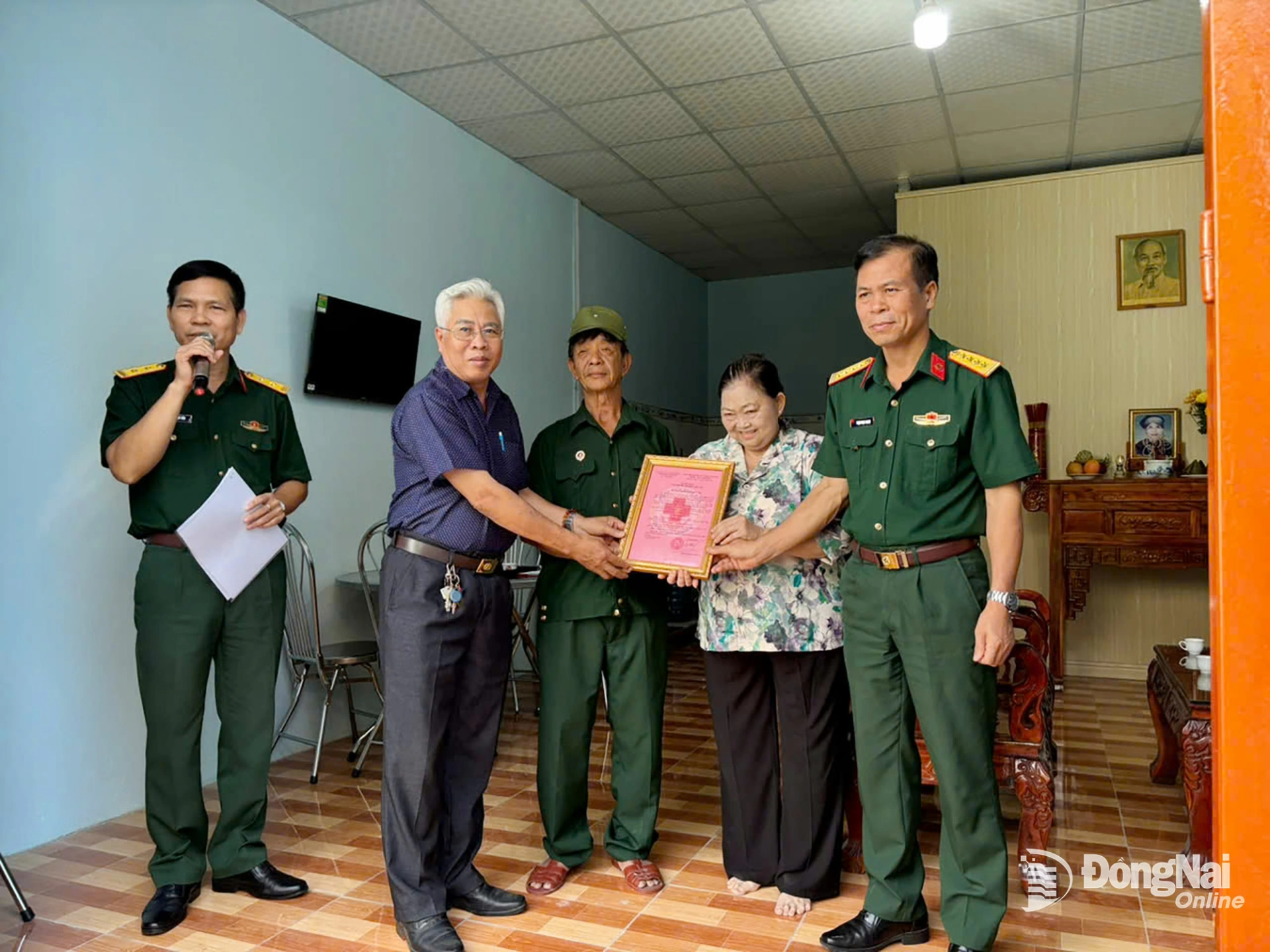 Lãnh đạo Bệnh viện Quân y 7B trao quyết định bàn giao nhà tình nghĩa cho gia đình thương binh, cựu chiến binh Nguyễn Hoàng Sam. Ảnh: Vân Anh.  