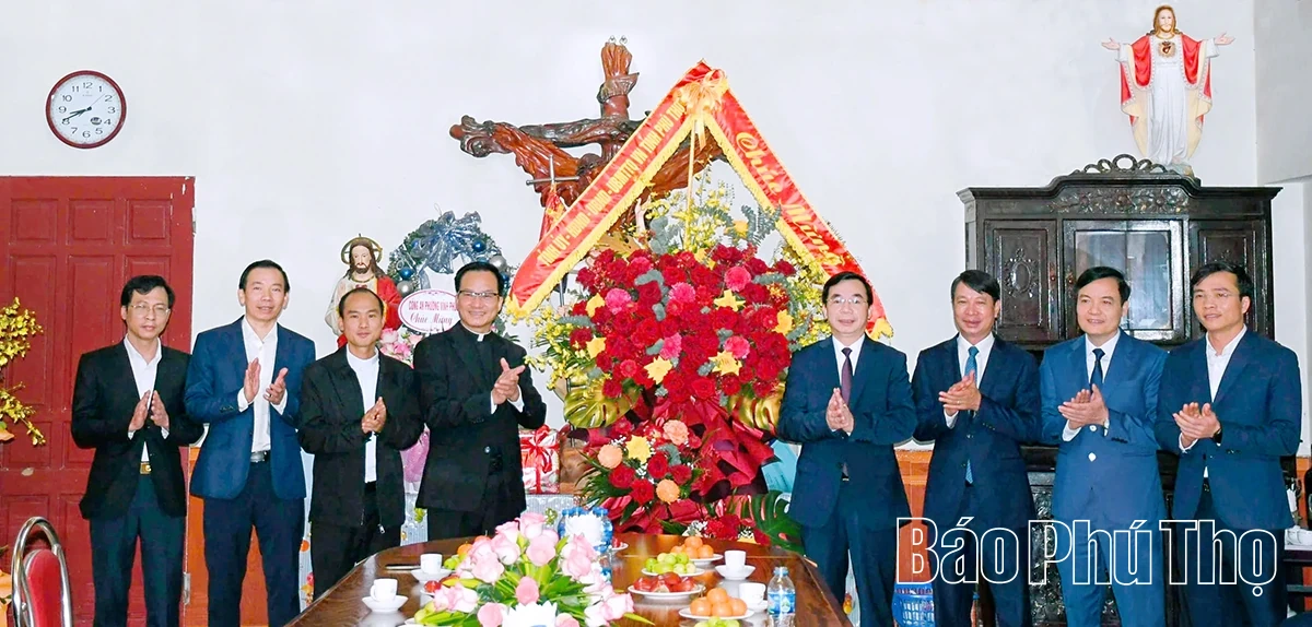 Ph&oacute; B&iacute; thư Tỉnh ủy B&ugrave;i Huy Vĩnh thăm, ch&uacute;c mừng Gi&aacute;o xứ Vĩnh Y&ecirc;n