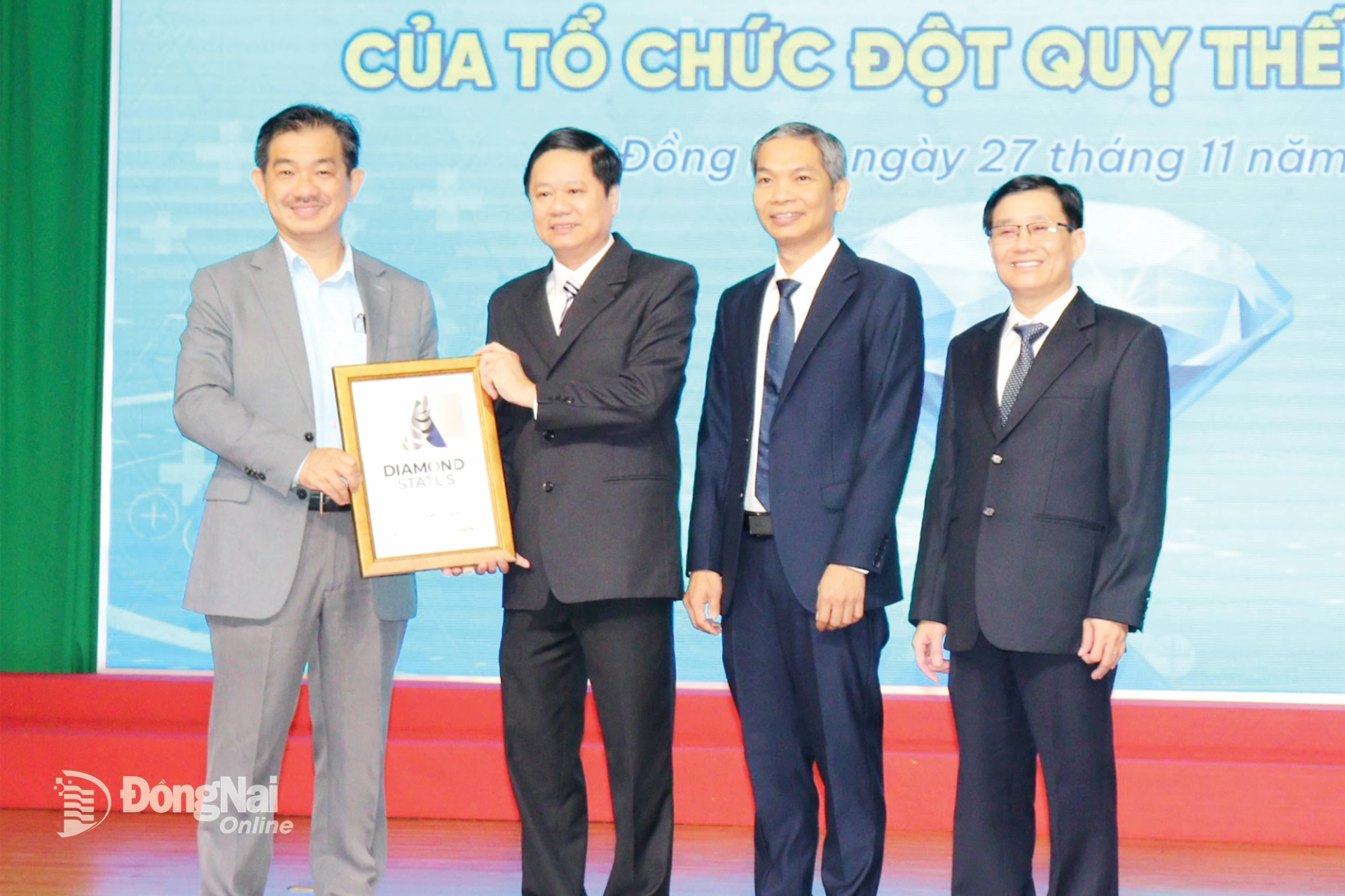 PGS.TS - b&aacute;c sĩ Nguyễn Huy Thắng trao chứng nhận Kim Cương của Hội Đột quỵ thế giới cho Bệnh viện Đa khoa Thống Nhất. Ảnh: Hạnh Dung