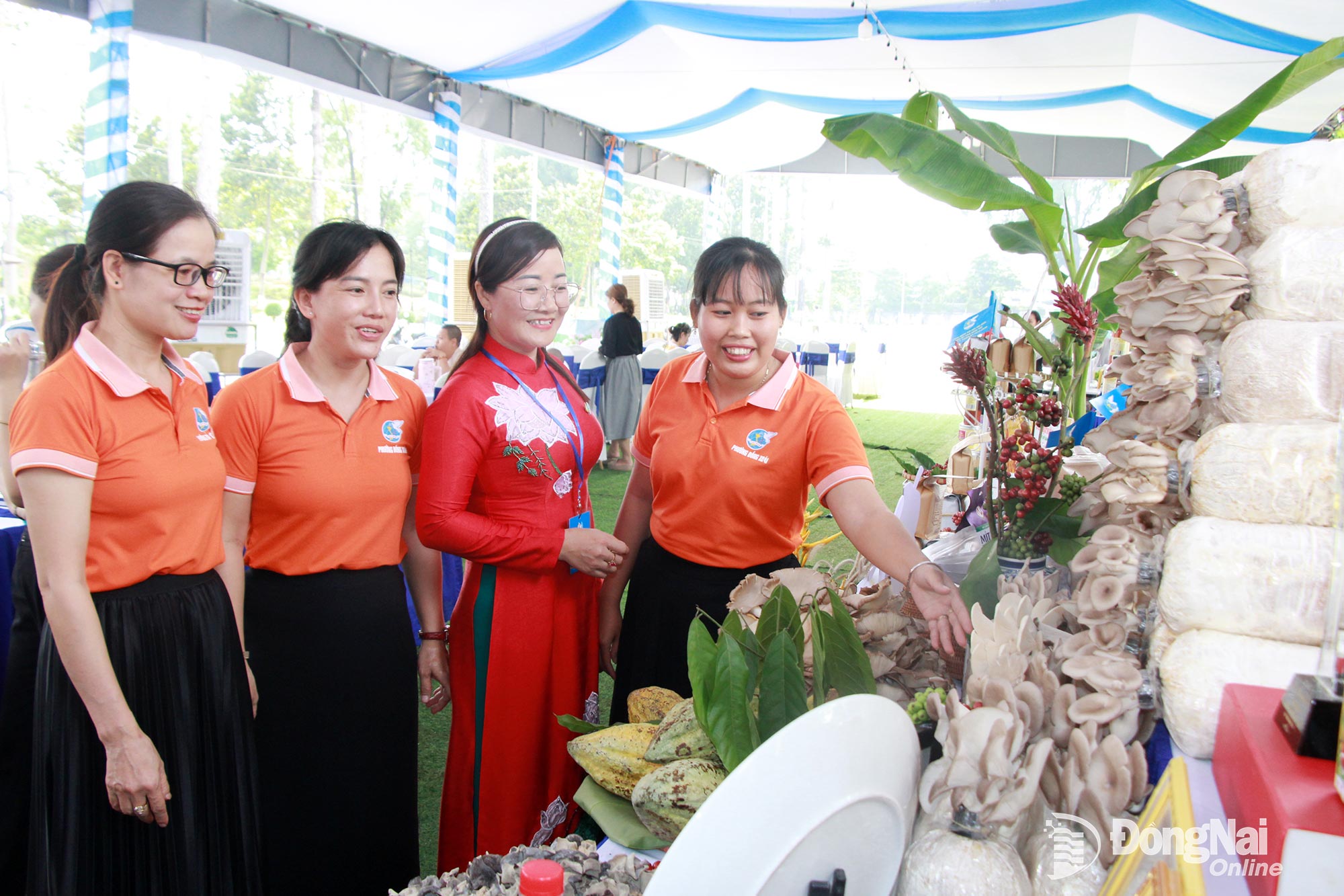 C&aacute;n bộ Hội Li&ecirc;n hiệp phụ nữ phường Đồng Xo&agrave;i tham quan gian h&agrave;ng trưng b&agrave;y sản phẩm khởi nghiệp của hội vi&ecirc;n, phụ nữ b&ecirc;n lề Đại hội Đại biểu phụ nữ tỉnh Đồng Nai lần thứ I, nhiệm kỳ 2025-2030.&nbsp;Ảnh: Nga Sơn