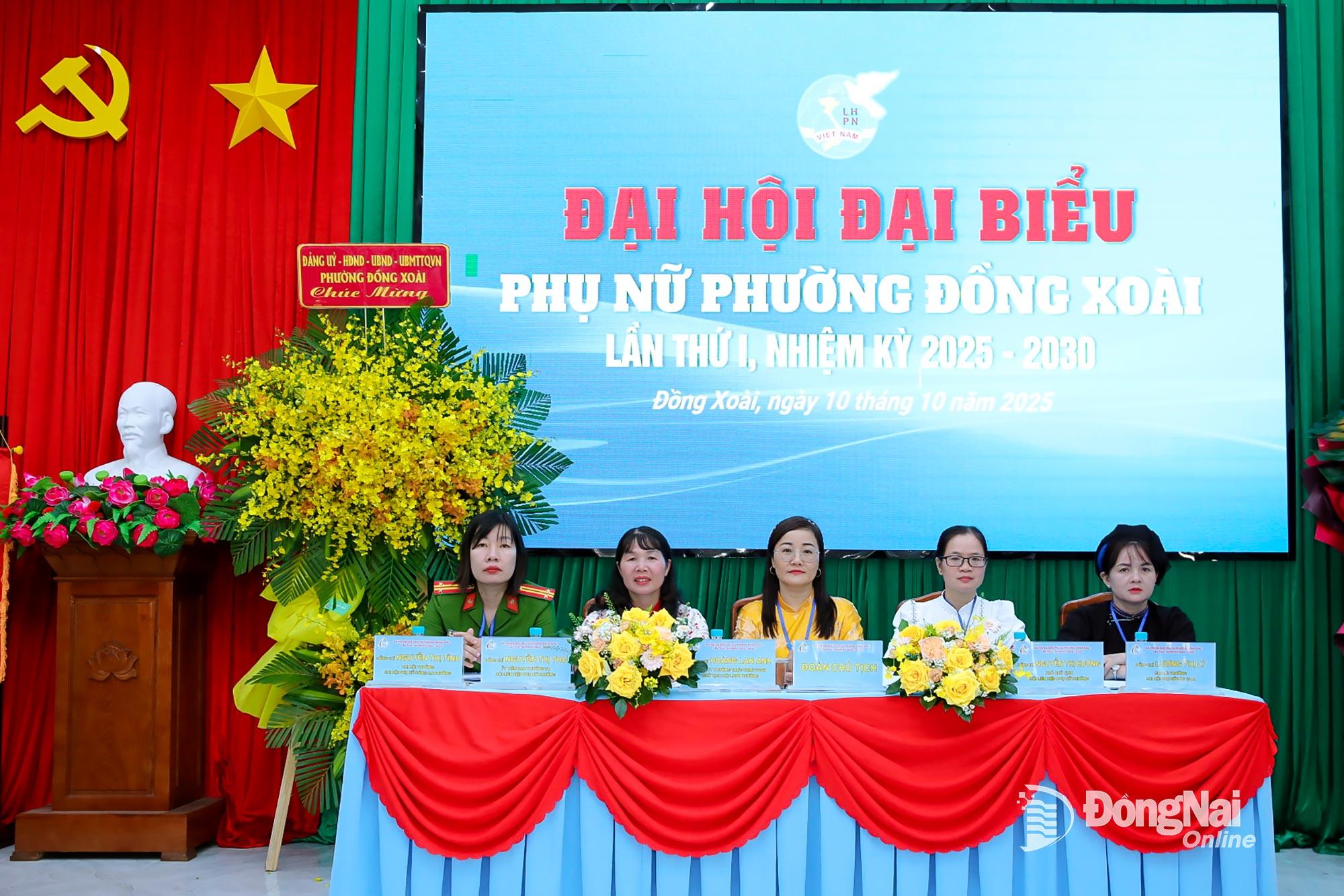 Đoàn Chủ tịch điều hành đại hội. Ảnh: Trương Hiện