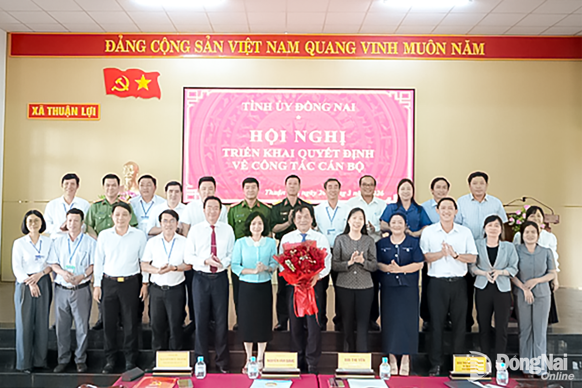 Lãnh đạo Ban Tổ chức Tỉnh ủy, Hội Nông dân tỉnh và tập thể Ban Chấp hành Đảng bộ xã Thuận Lợi chúc mừng đồng chí Nguyễn Đức Thành. Ảnh: Cẩm Nhung