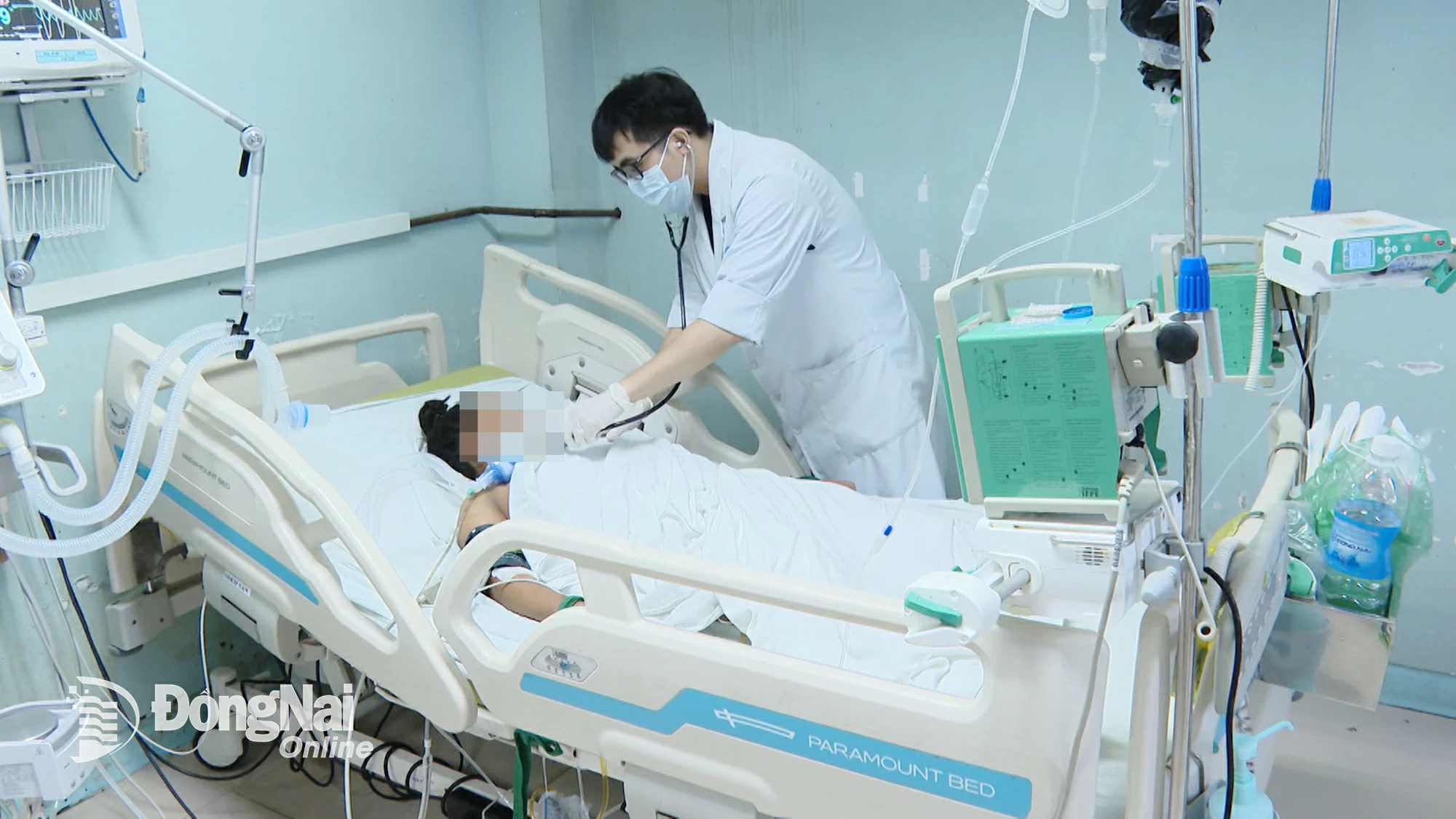 Một ca bệnh nhân bị sốt xuất huyết phải thở máy tại Bệnh viện Đa khoa Đồng Nai. Ảnh: Mỹ Linh