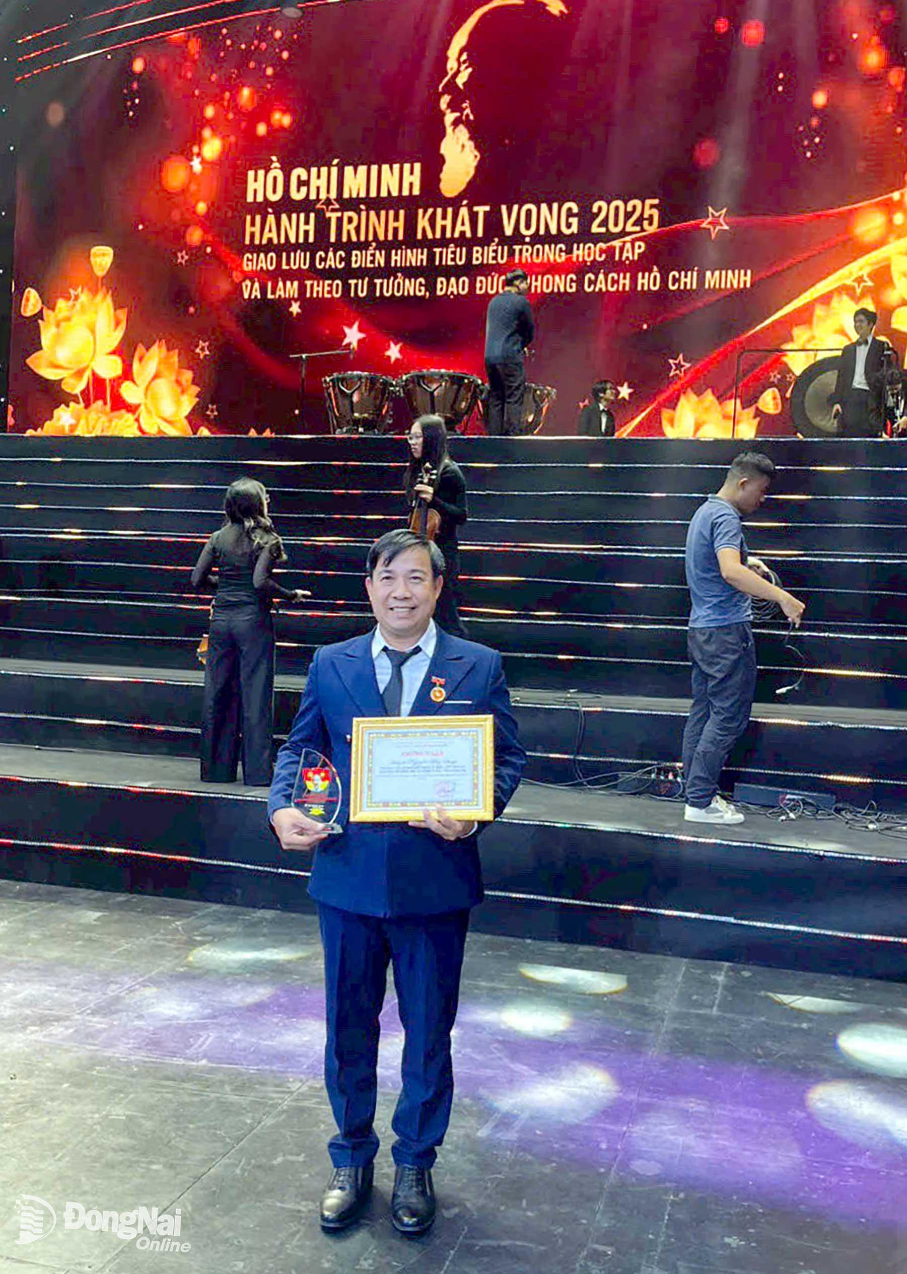 &Ocirc;ng Nguyễn Huy Sang, Ph&oacute; Chủ tịch Ủy ban MTTQ Việt Nam x&atilde;, Chủ tịch Hội N&ocirc;ng d&acirc;n x&atilde; Nhơn Trạch, tỉnh Đồng Nai vui mừng khi được t&ocirc;n vinh tại chương tr&igrave;nh. Ảnh: CTV