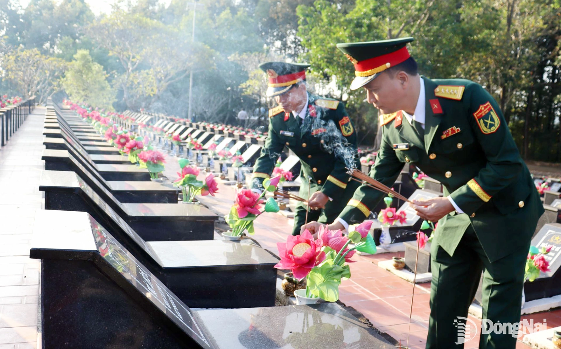 Lãnh đạo tỉnh và Bộ Chỉ huy Quân sự tỉnh thắp hương các phần mộ liệt sĩ tại Nghĩa trang liệt sĩ Bình Phước, tỉnh Đồng Nai. Ảnh: Nguyệt Hà