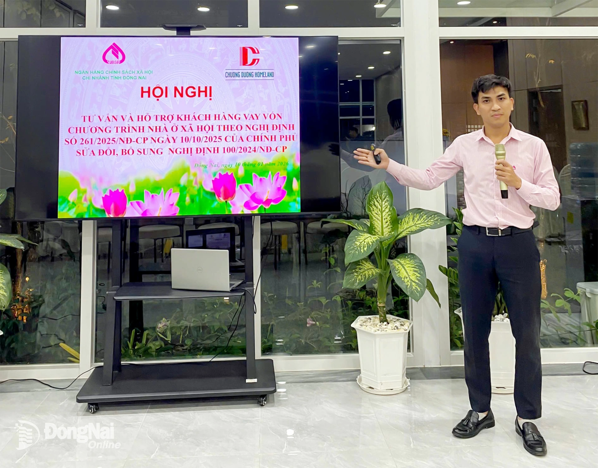 Ông Hoàng Trần Thành Nhân, Phó phòng Kế hoạch - Nghiệp vụ tín dụng Ngân hàng Chính sách xã hội tỉnh Đồng Nai tư vấn thủ tục vay vốn ngân hàng chính sách cho người dân. Ảnh: Hoàng Lộc