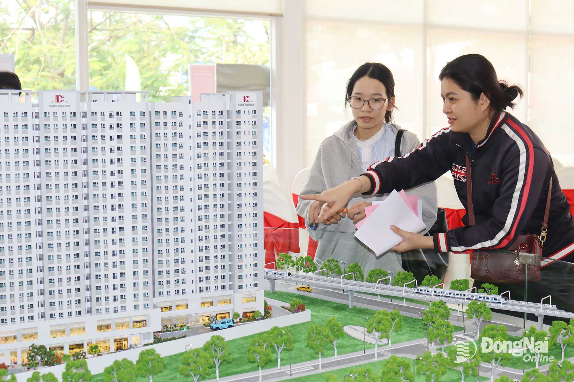 Người d&acirc;n t&igrave;m hiểu th&ocirc;ng tin tại Dự &aacute;n Eco Residence Long B&igrave;nh T&acirc;n, phường Long Hưng, tỉnh Đồng Nai. Ảnh: Hải Qu&acirc;n