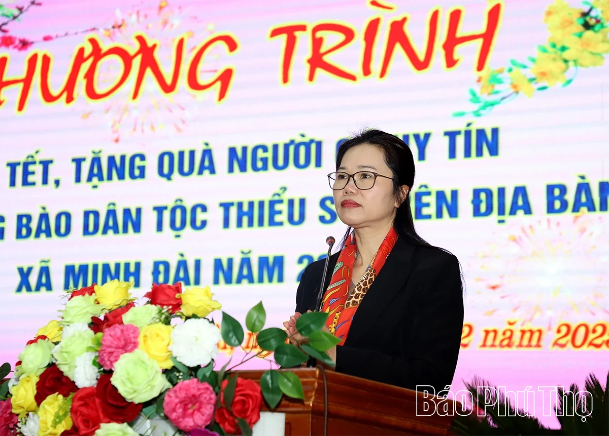 Phó Bí thư Tỉnh ủy Bùi Thị Minh chúc Tết, tặng quà người có uy tín tại các xã Long Cốc, Minh Đài