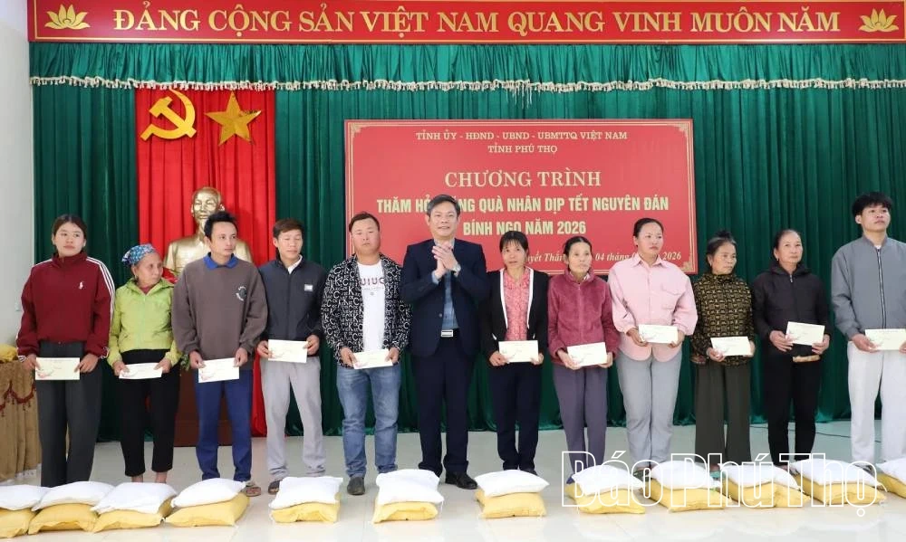 Ph&oacute; B&iacute; thư Thường trực Tỉnh ủy B&ugrave;i Văn Quang trao qu&agrave; Tết cho c&aacute;c hộ gia đ&igrave;nh ch&iacute;nh s&aacute;ch