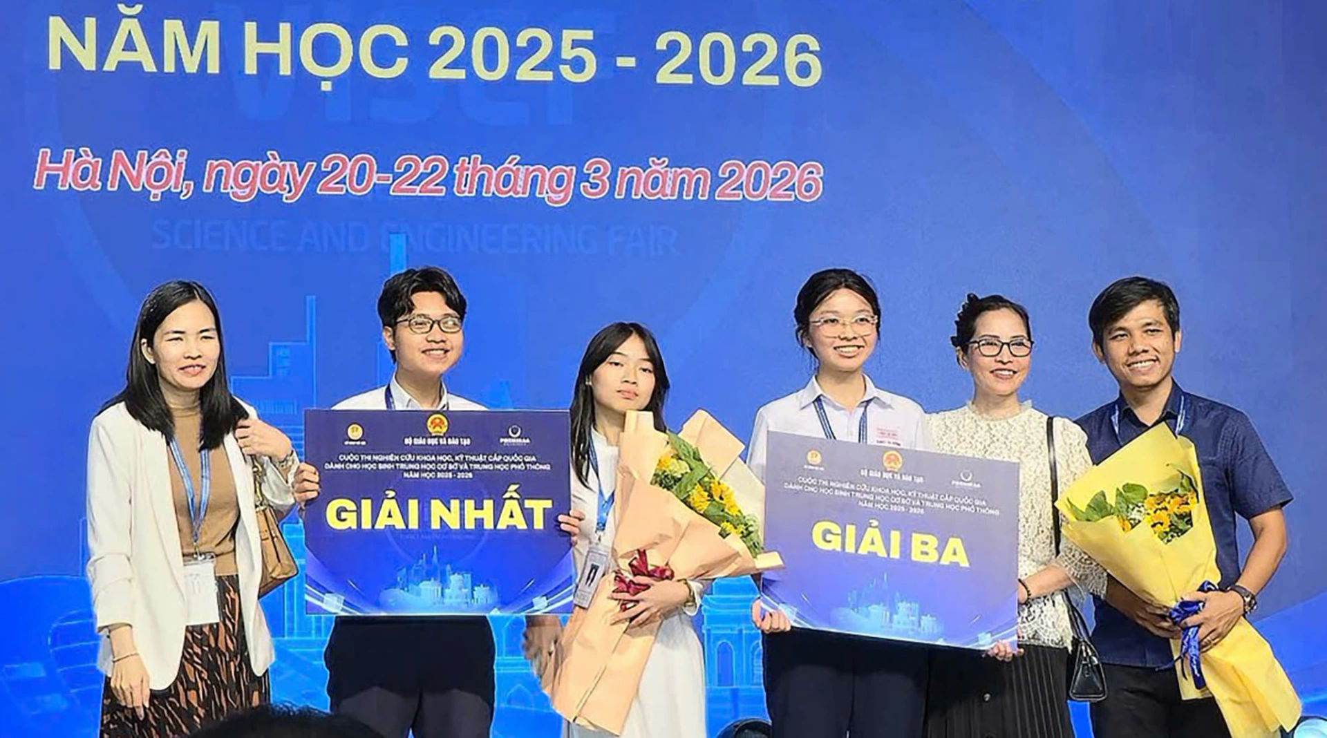 Đoàn học sinh Đồng Nai cùng giáo viên hướng dẫn đề tài nghiên cứu giành giải nhất và giải ba tại cuộc thi. Ảnh: Sở GD-ĐT