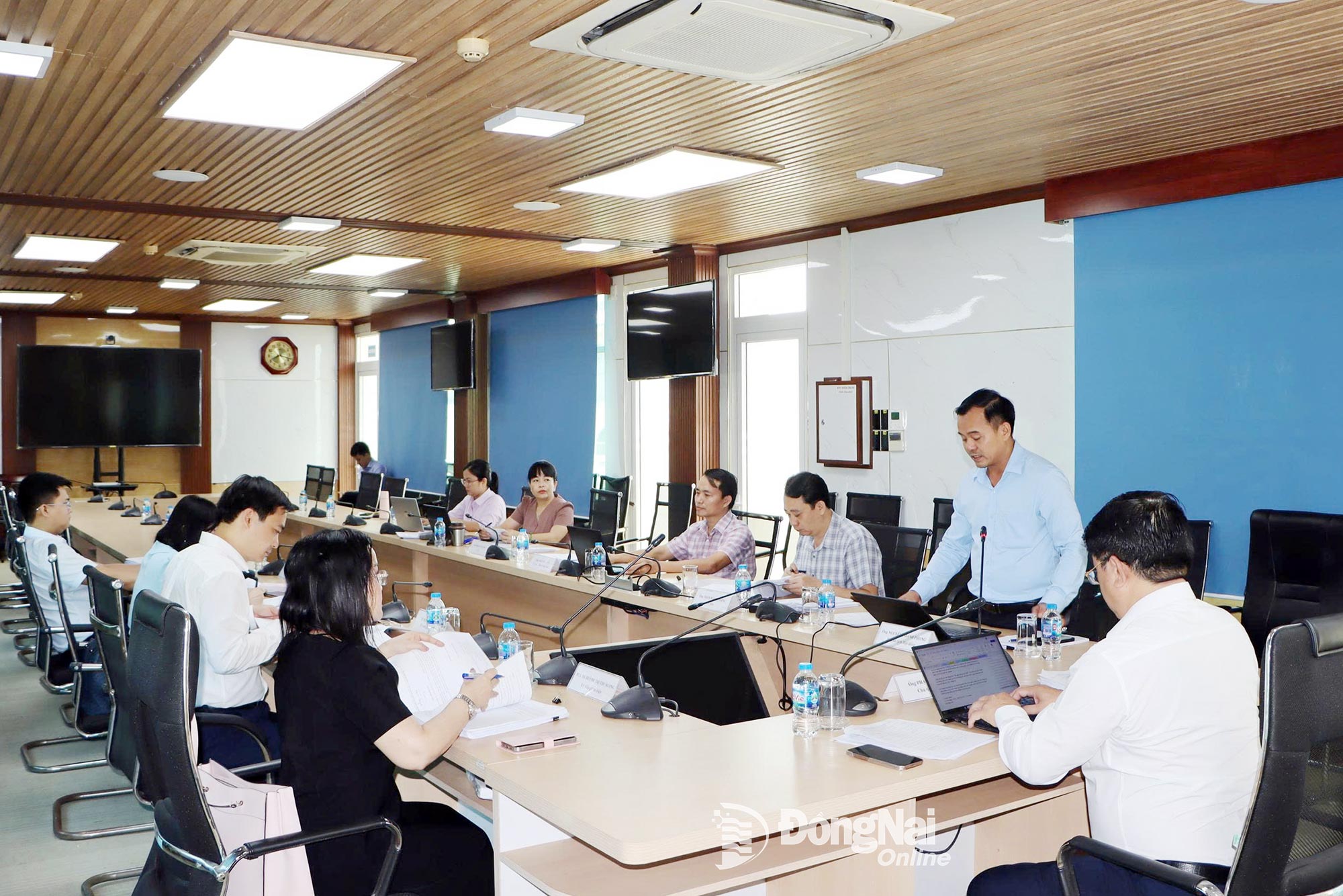 Các phòng chuyên môn, đơn vị liên quan trình bày tại buổi làm việc. Ảnh: Thảo Quế