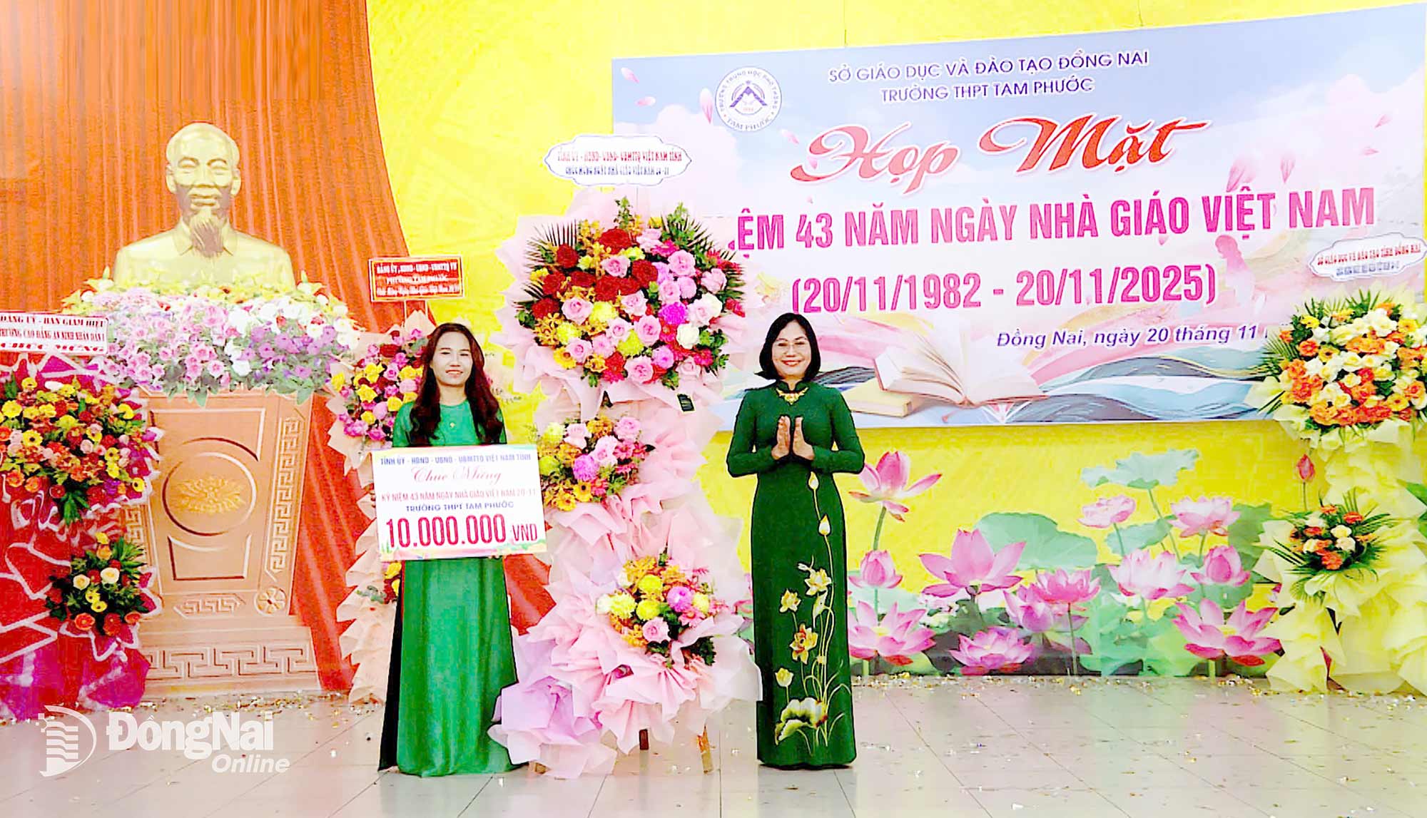 Tỉnh ủy viên, Phó Chủ tịch UBND tỉnh Đồng Nai Nguyễn Thị Hoàng tặng lẵng hoa và quà của Tỉnh ủy, HĐND, UBND, Ủy ban MTTQ Việt Nam tỉnh cho tập thể nhà trường nhân ngày 20-11. Ảnh: Nhất Phương