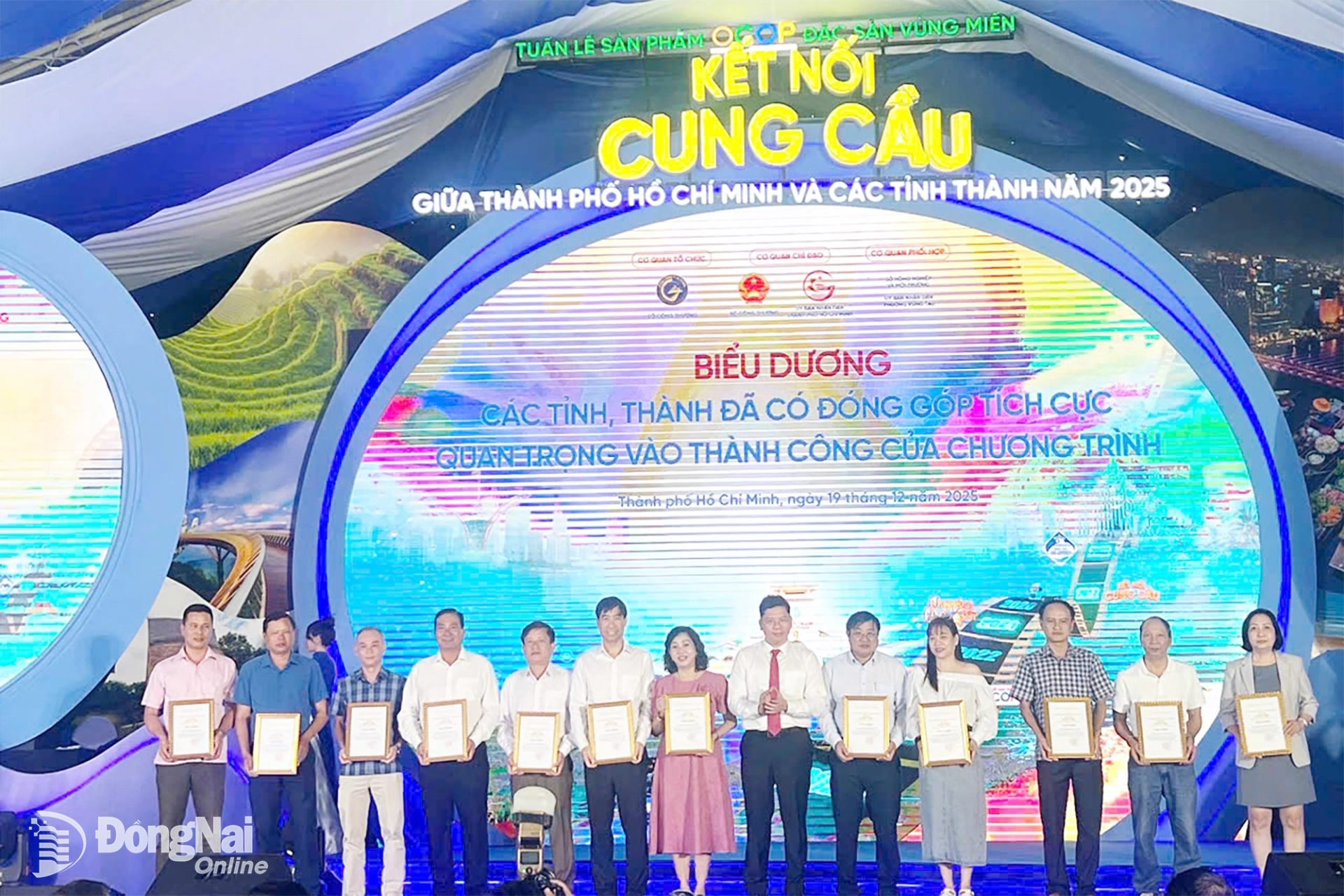 Ban tổ chức biểu dương những tỉnh, th&agrave;nh, đơn vị c&oacute; nhiều đ&oacute;ng g&oacute;p cho Tuần lễ sản phẩm OCOP (Chương tr&igrave;nh Mỗi x&atilde; một sản phẩm), đặc sản v&ugrave;ng miền v&agrave; chương tr&igrave;nh kết nối cung - cầu giữa Th&agrave;nh phố Hồ Ch&iacute; Minh v&agrave; c&aacute;c tỉnh, th&agrave;nh phố năm 2025, trong đ&oacute; c&oacute; tỉnh Đồng Nai. Ảnh: CTV