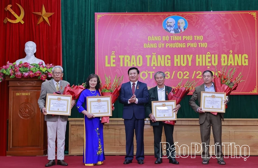 Ph&oacute; B&iacute; thư Thường trực Tỉnh ủy B&ugrave;i Văn Quang trao Huy hiệu Đảng tại phường Ph&uacute; Thọ
