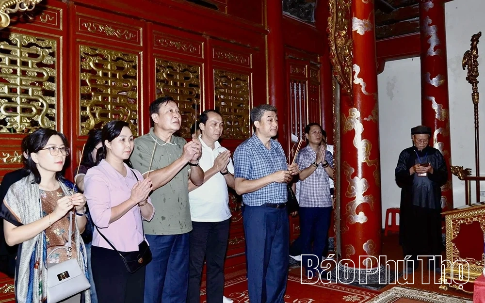 Đoàn công tác Ban Thường vụ Tỉnh ủy Đắk Lắk dâng hương Quốc mẫu Tây Thiên