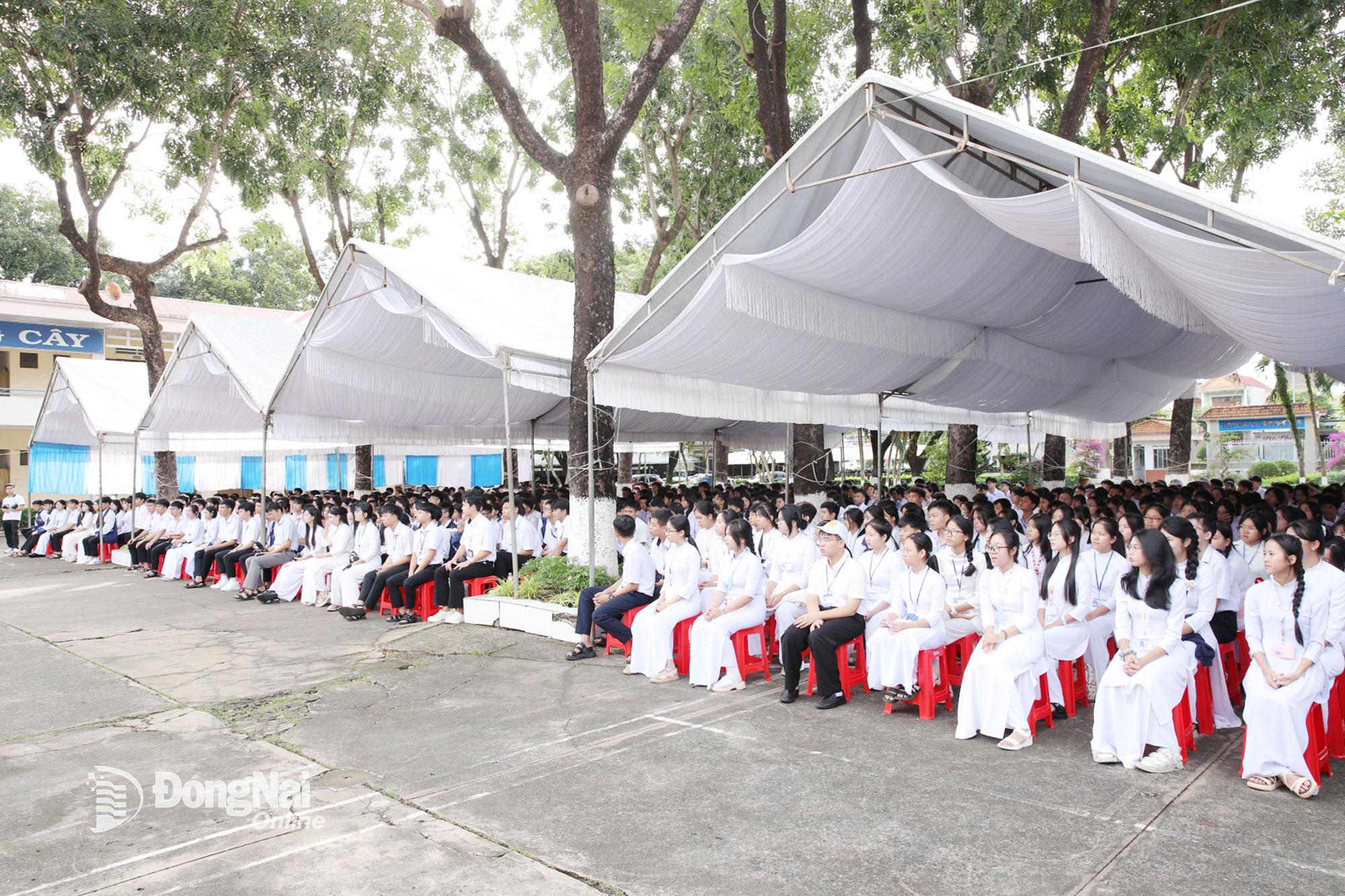 Các đại biểu và học sinh nhà trường dự lễ. Ảnh: Trương Hiện