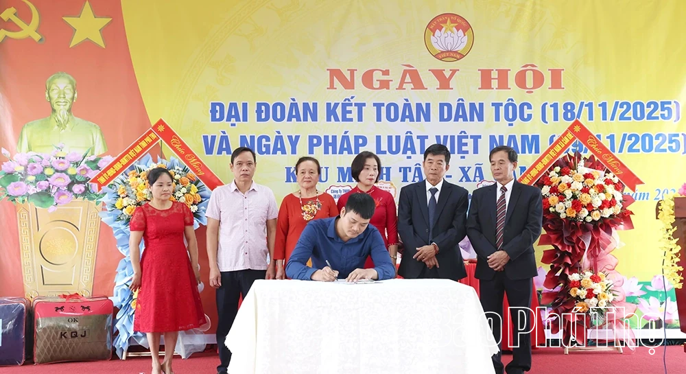 Trưởng Đoàn ĐBQH tỉnh Bùi Minh Châu dự Ngày hội đại đoàn kết toàn dân tộc khu Minh Tân