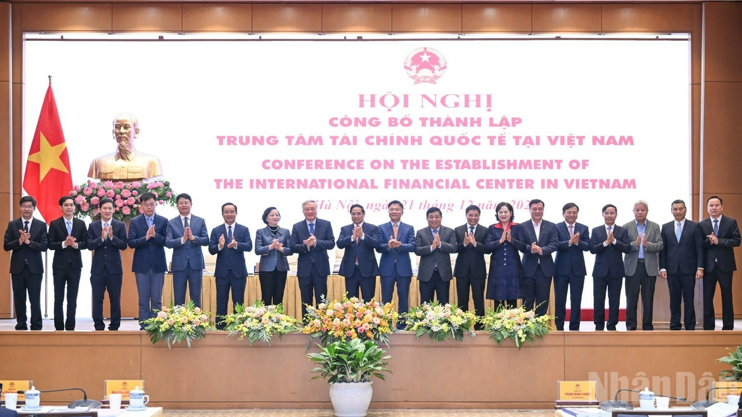 Thủ tướng Ch&iacute;nh phủ Phạm Minh Ch&iacute;nh ch&uacute;c mừng sự kiện ra mắt Hội đồng điều h&agrave;nh Trung t&acirc;m t&agrave;i ch&iacute;nh quốc tế v&agrave; Cơ quan điều h&agrave;nh Trung t&acirc;m t&agrave;i ch&iacute;nh quốc tế tại Th&agrave;nh phố Hồ Ch&iacute; Minh v&agrave; th&agrave;nh phố Đ&agrave; Nẵng. (Ảnh: Trần Hải)    