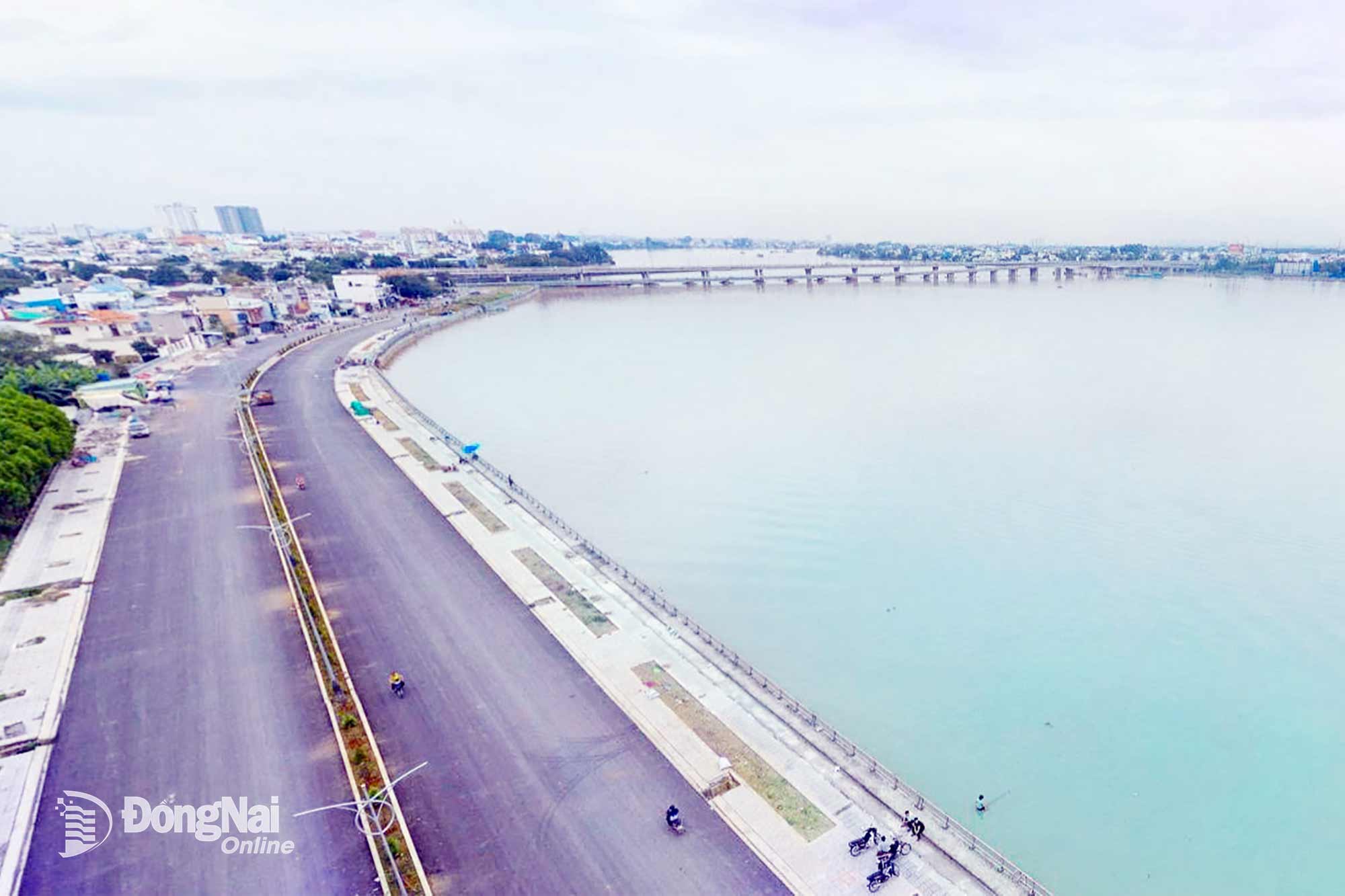 Tuyến đường ven sông Đồng Nai, nơi phường Trấn Biên tổ chức Chương trình chào đón Tết Dương lịch 2026. Ảnh: Khắc Thiết    