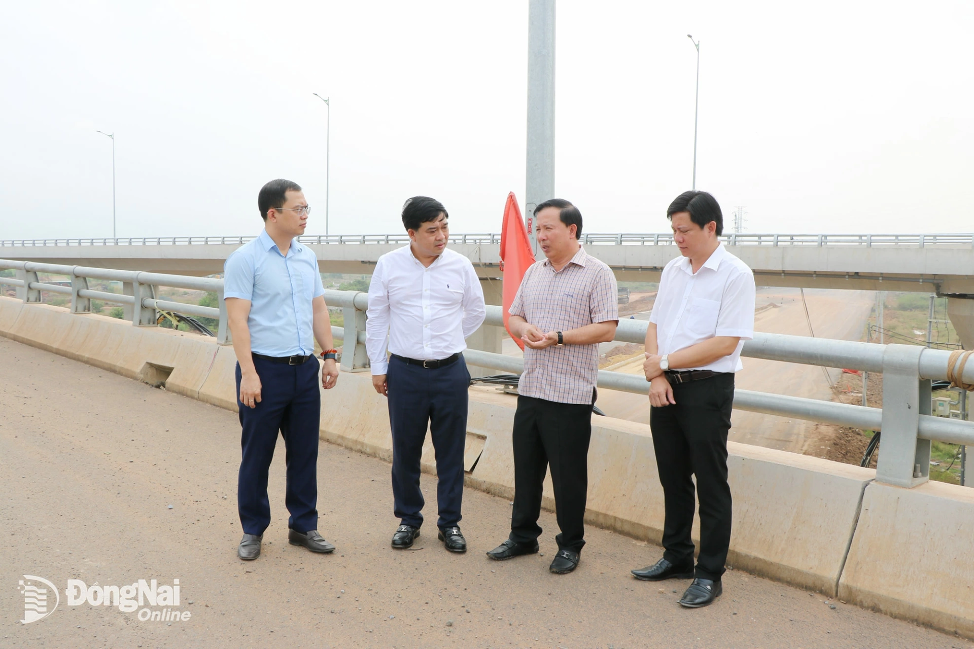 Đồng chí Nguyễn Văn Út, Phó Bí thư Tỉnh ủy, Chủ tịch UBND tỉnh Đồng Nai kiểm tra thực tế các dự án hạ tầng giao thông. Ảnh: Vương Thế  