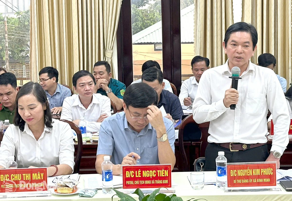 Bí thư Đảng ủy, Chủ tịch HĐND xã Bình Minh Nguyễn Kim Phước báo cáo tại buổi làm việc. Ảnh: Quốc Vinh    