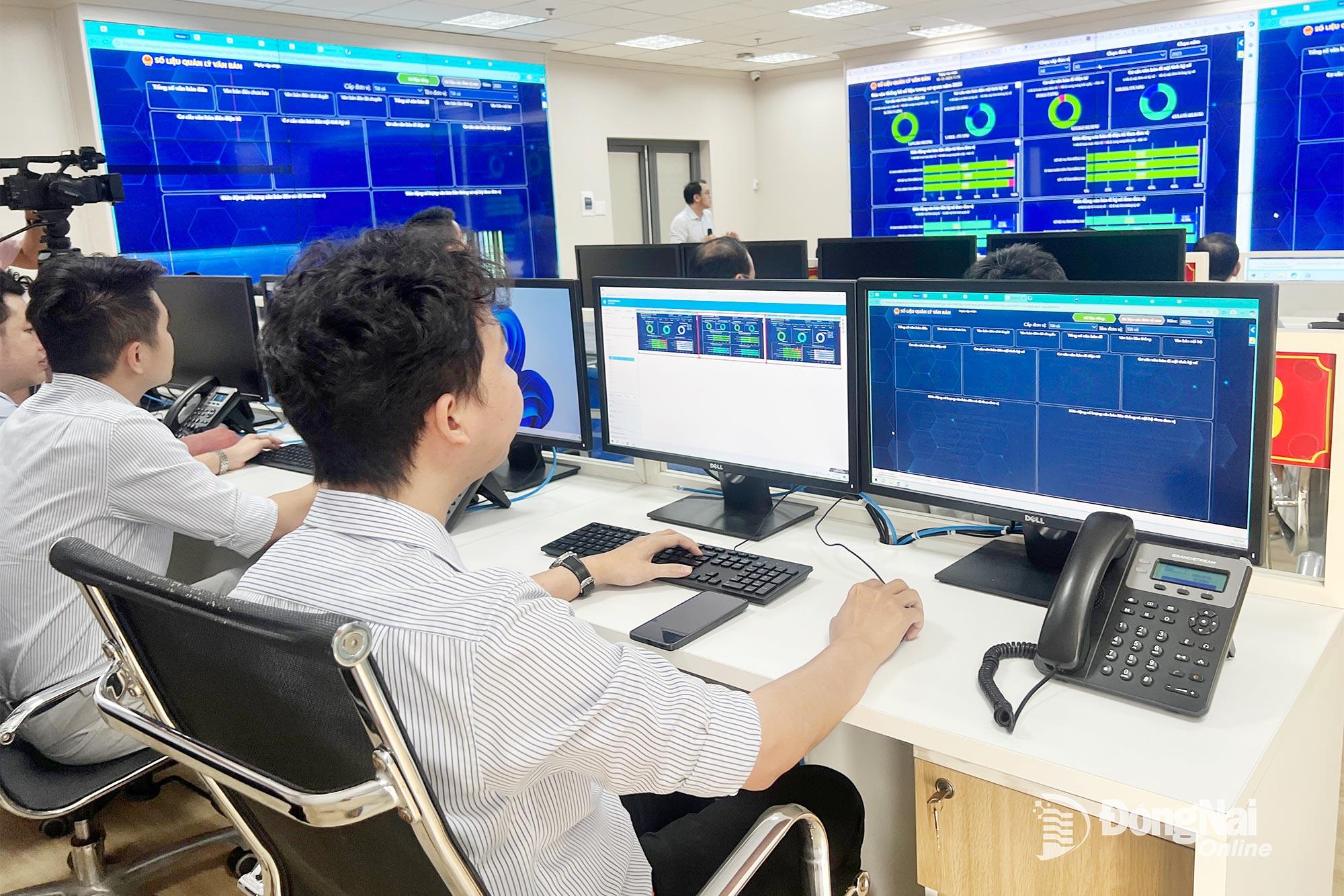 C&aacute;c chuy&ecirc;n vi&ecirc;n c&ocirc;ng nghệ th&ocirc;ng tin của VNPT Đồng Nai vận h&agrave;nh bảng điều khiển của Trung t&acirc;m Điều h&agrave;nh th&ocirc;ng minh tỉnh Đồng Nai (phường Trấn Bi&ecirc;n).  Ảnh: Hải Qu&acirc;n