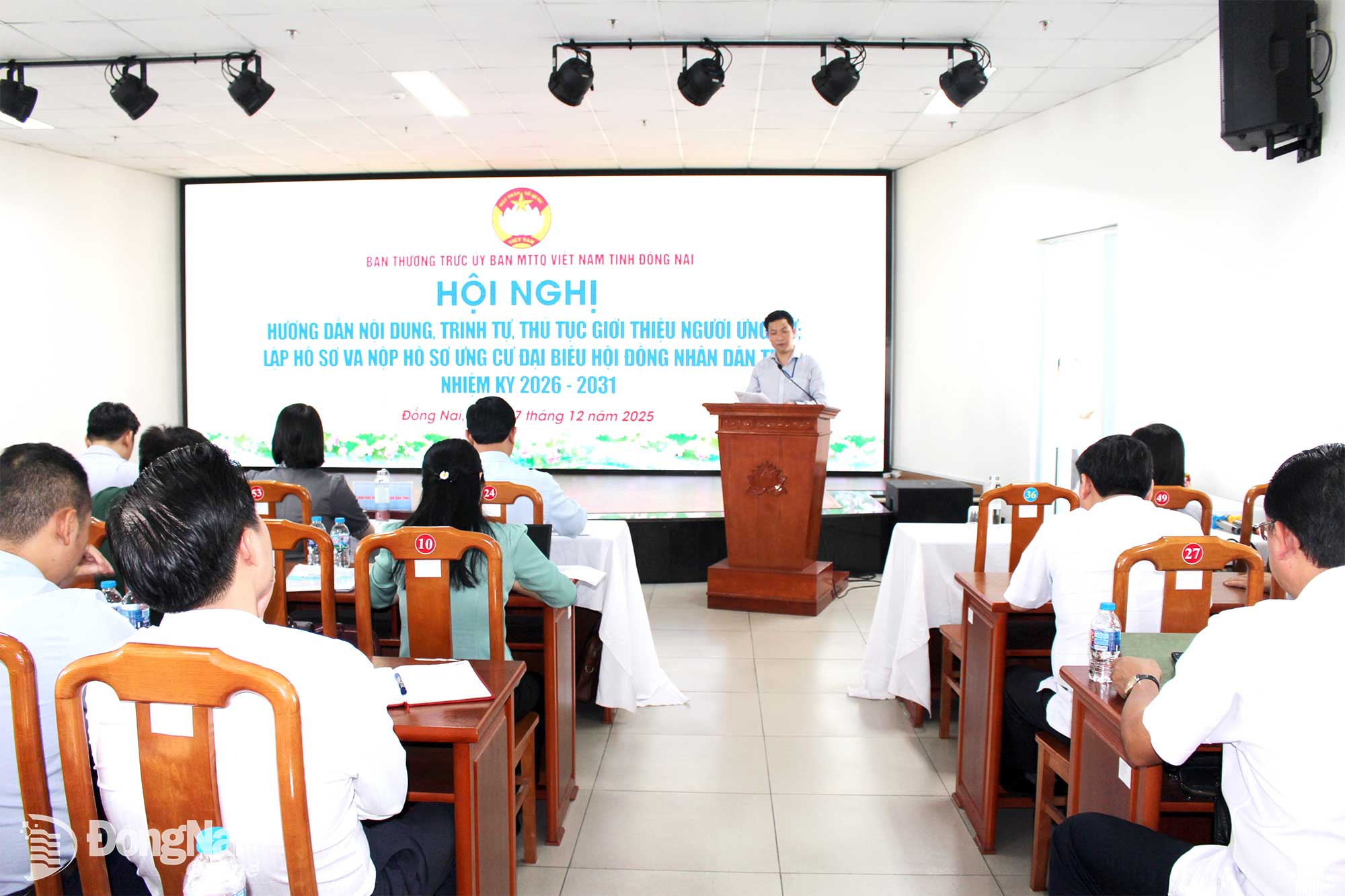 Đại diện Sở Nội vụ trình bày các nội dung hướng dẫn tại hội nghị. Ảnh: Hồ Thảo