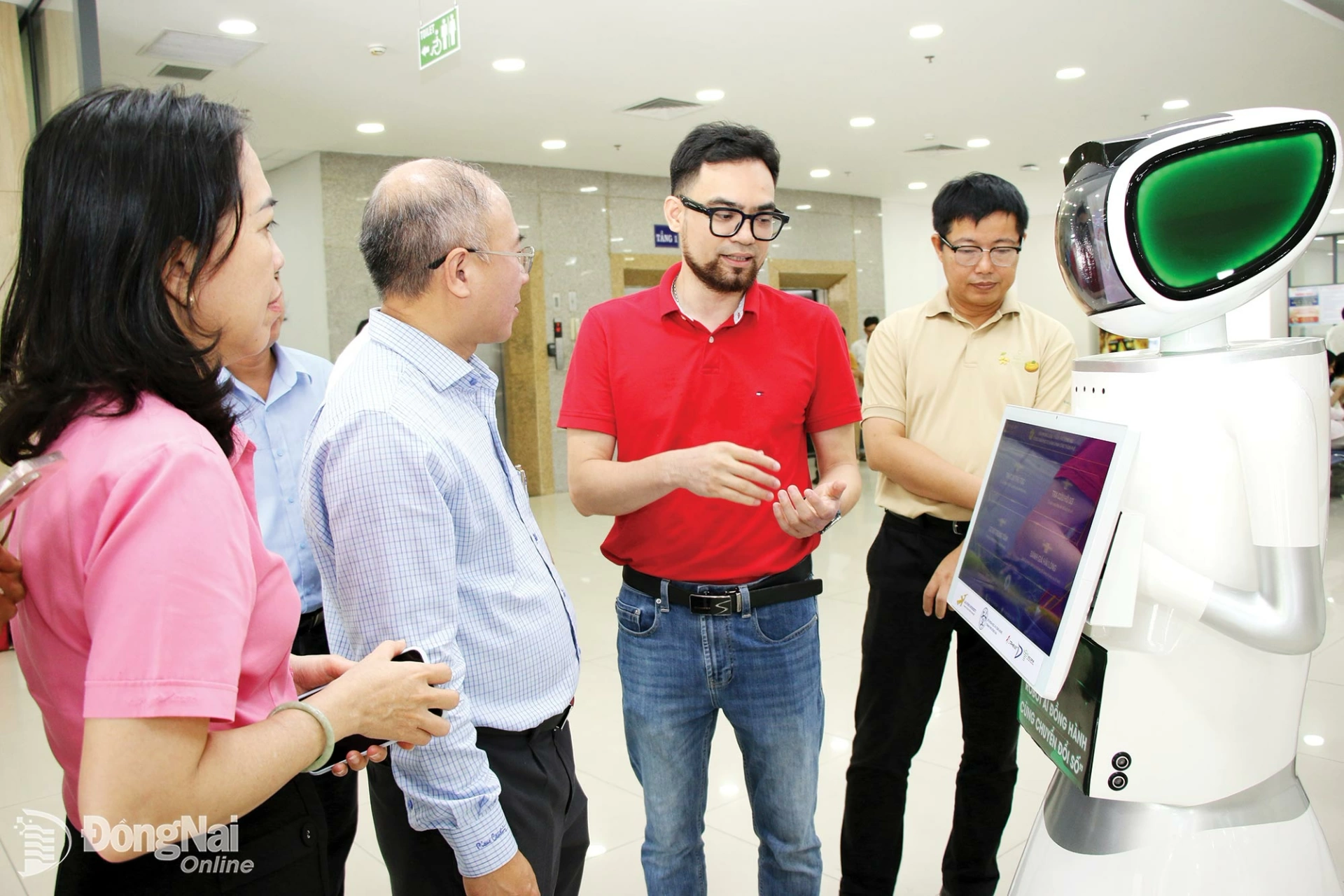 Lãnh đạo Sở Khoa và Công nghệ, Trung tâm Phục vụ hành chính công thành phố Đồng Nai khảo sát hoạt động thử nghiệm robot AI phục vụ người dân tại Trung tâm Phục vụ hành chính công thành phố Đồng Nai do Trường đại học Lạc Hồng phối hợp với các đơn vị liên quan thực hiện. Ảnh: Hải Quân