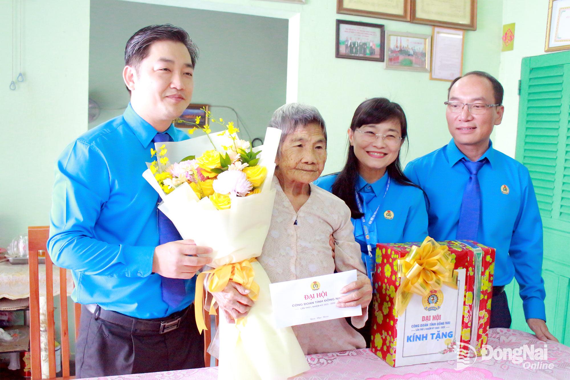 Ban Thường vụ Liên đoàn Lao động tỉnh Đồng Nai tặng quà Mẹ Việt Nam anh hùng Hồ Thị Vàng. Ảnh: Thảo My