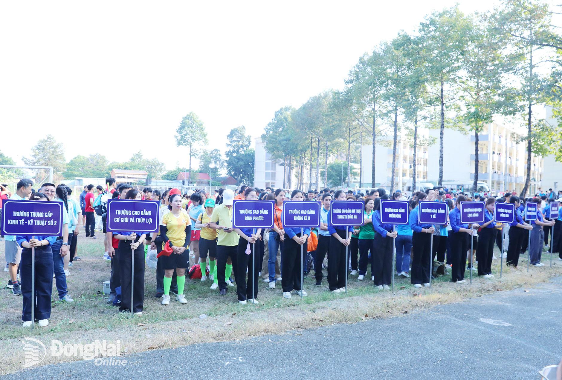 Các đơn vị tham dự lễ khai mạc hội thao. Ảnh: Huy Anh