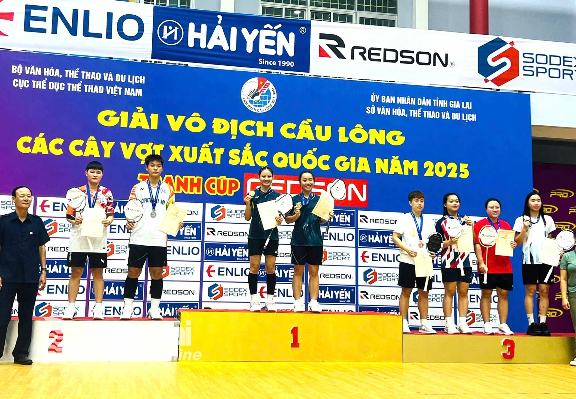 cặp tay vợt Đỗ Thị Phương Mai - Đào Khánh Linh trên bục nhận huy chương đồng đôi nữ. Ảnh: ĐVCC