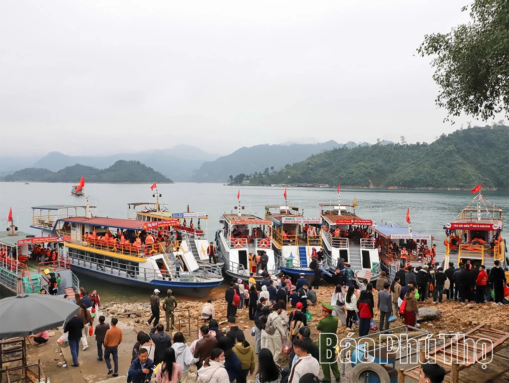 Siết chặt kỷ cương vận tải thủy mùa lễ hội trên hồ Hòa Bình