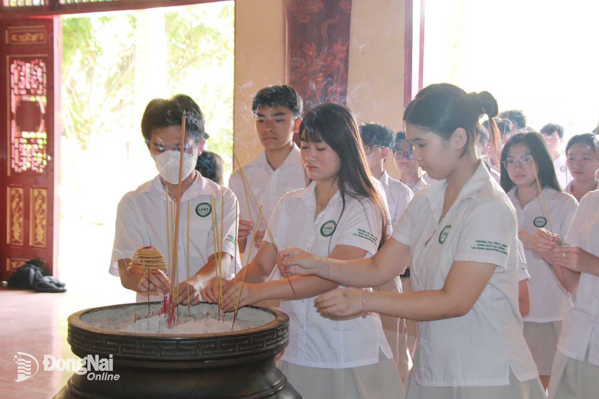 Học sinh Trường song ngữ Lạc Hồng tham quan, d&acirc;ng hương, t&igrave;m hiểu tại Khu di t&iacute;ch Văn miếu Trấn Bi&ecirc;n. Ảnh: Nga Sơn  