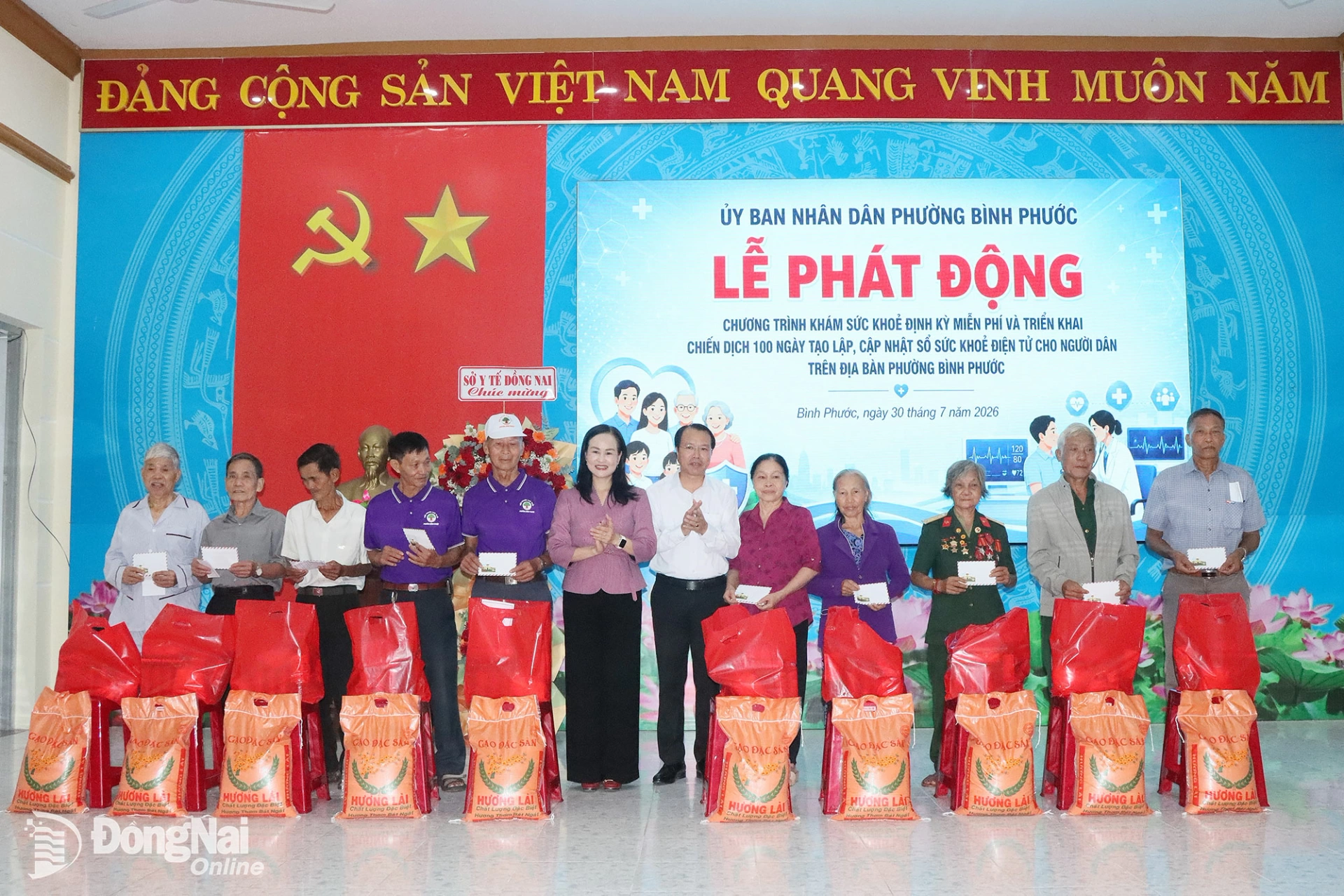 Ủy viên Ban Thường vụ Thành ủy, Bí thư Đảng ủy, Chủ tịch HĐND phường Bình Phước Giang Thị Phương Hạnh và lãnh đạo phường tặng quà cho gia đình chính sách trên địa bàn. Ảnh: Quang