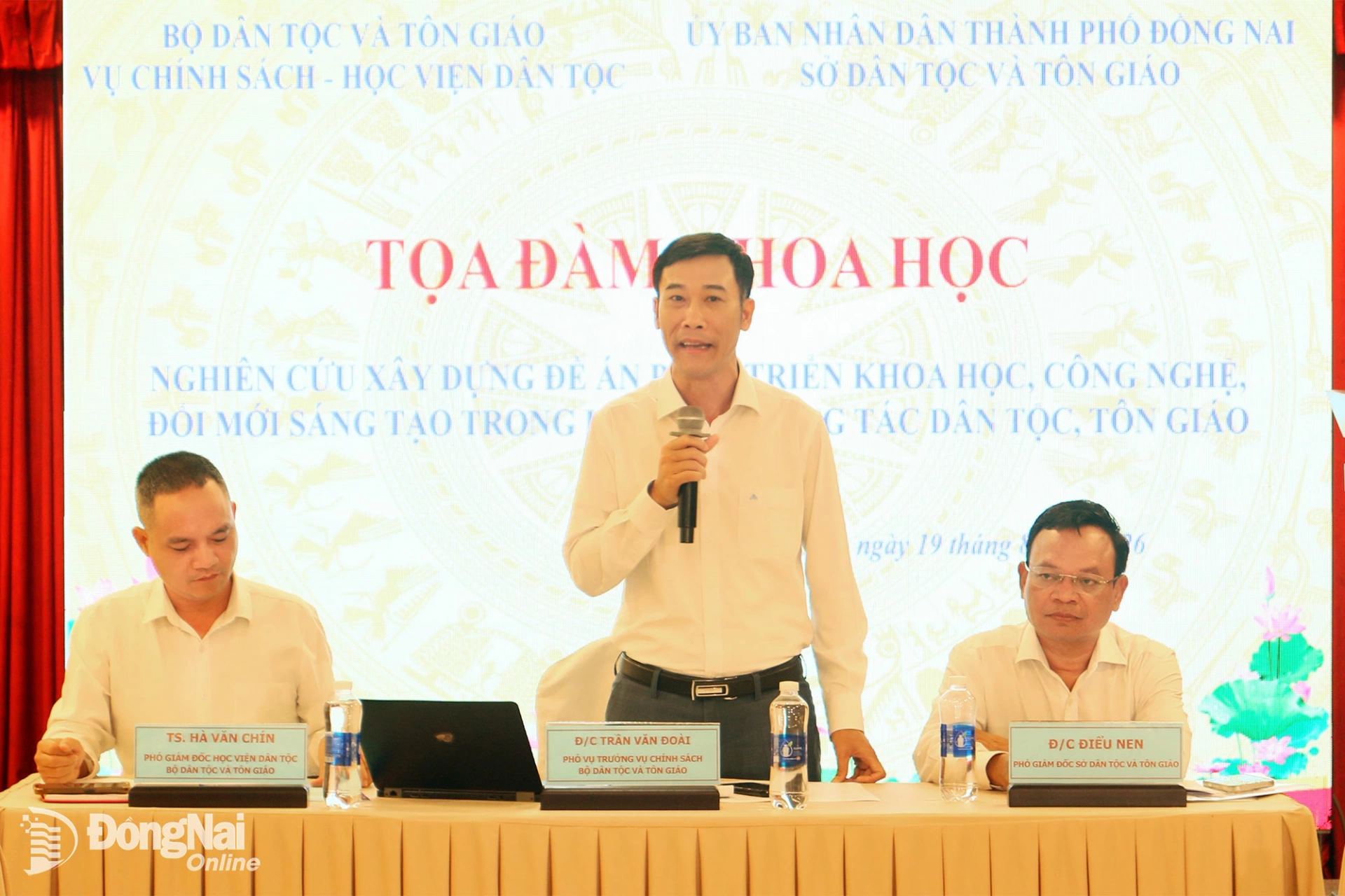 Phó Vụ trưởng Vụ Chính sách (Bộ Dân tộc và Tôn giáo) Trần Văn Đoài phát biểu tại tọa đàm. Ảnh: Văn Truyên