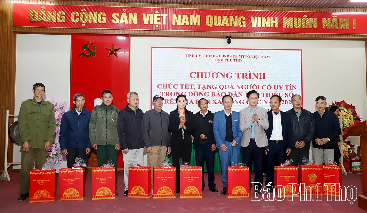 Phó Bí thư Tỉnh ủy Bùi Thị Minh chúc Tết, tặng quà người có uy tín tại các xã Long Cốc, Minh Đài