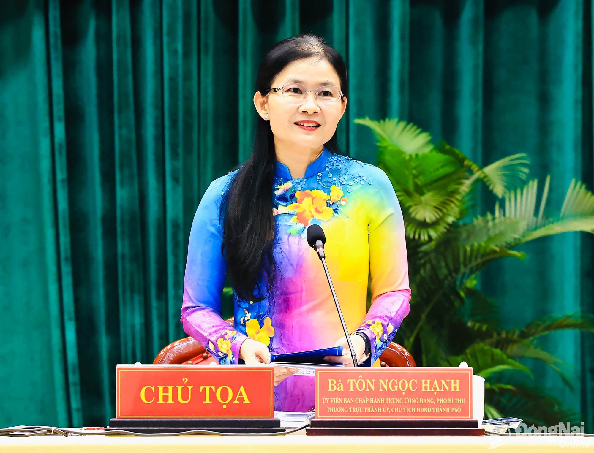 Ủy viên Trung ương Đảng, Phó Bí thư Thường trực Thành ủy, Chủ tịch HĐND thành phố Tôn Ngọc Hạnh điều hành tại phiên thảo luận. Ảnh: Công Nghĩa