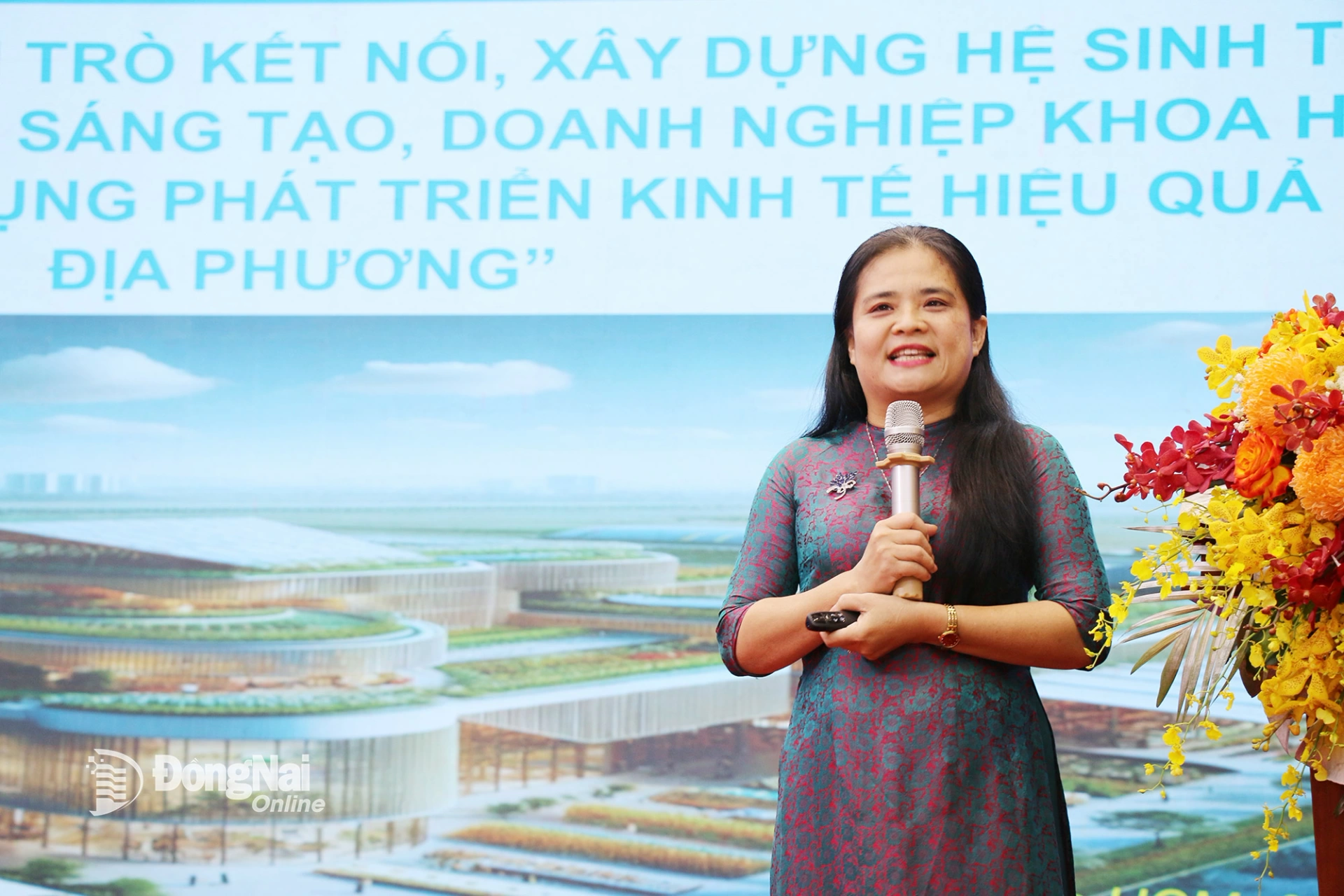 Đại diện các doanh nghiệp, diễn giả trình bày tham luận tại hội thảo. Ảnh: Hải Quân