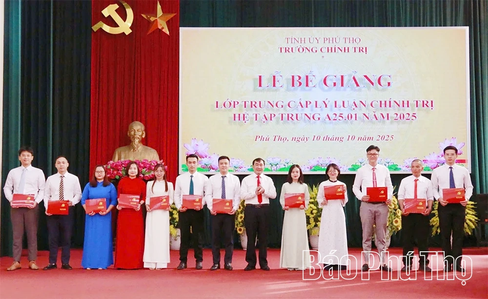 Bế giảng Lớp Trung cấp lý luận chính trị hệ tập trung A25.01