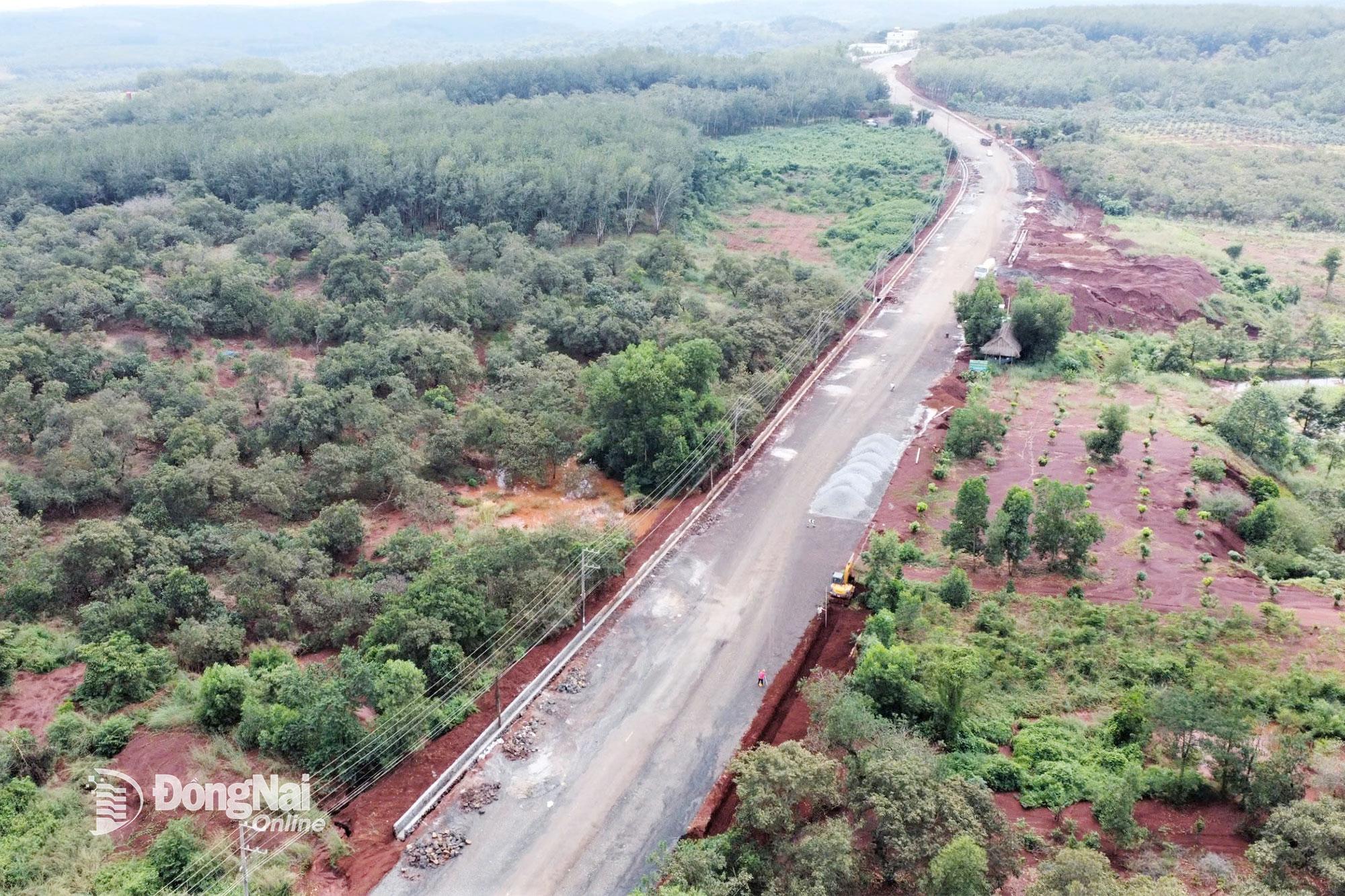 Dự án Nâng cấp, mở rộng đường tỉnh 753 và xây dựng cầu Mã Đà, đoạn qua xã Tân Lợi (tỉnh Đồng Nai)  đang thi công. Ảnh: Phạm Tùng