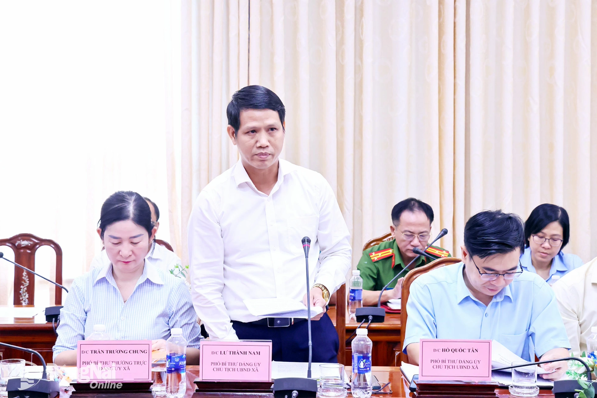 Phó Bí thư Đảng ủy, Chủ tịch UBND xã Nhơn Trạch Lư Thành Nam trình bày báo cáo của Đảng ủy xã Nhơn Trạch. Ảnh: Công Nghĩa