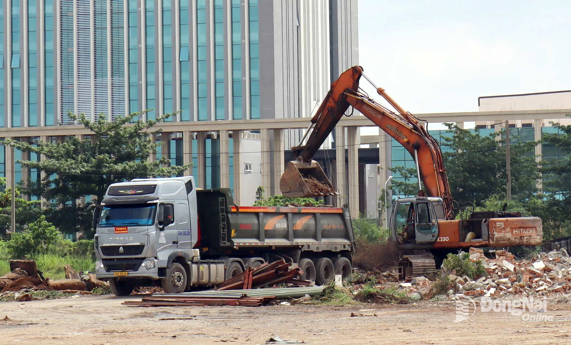   Công trình xây dựng trên đất hộ gia đình sử dụng đang được tháo dỡ. Ảnh: Hoàng Lộc