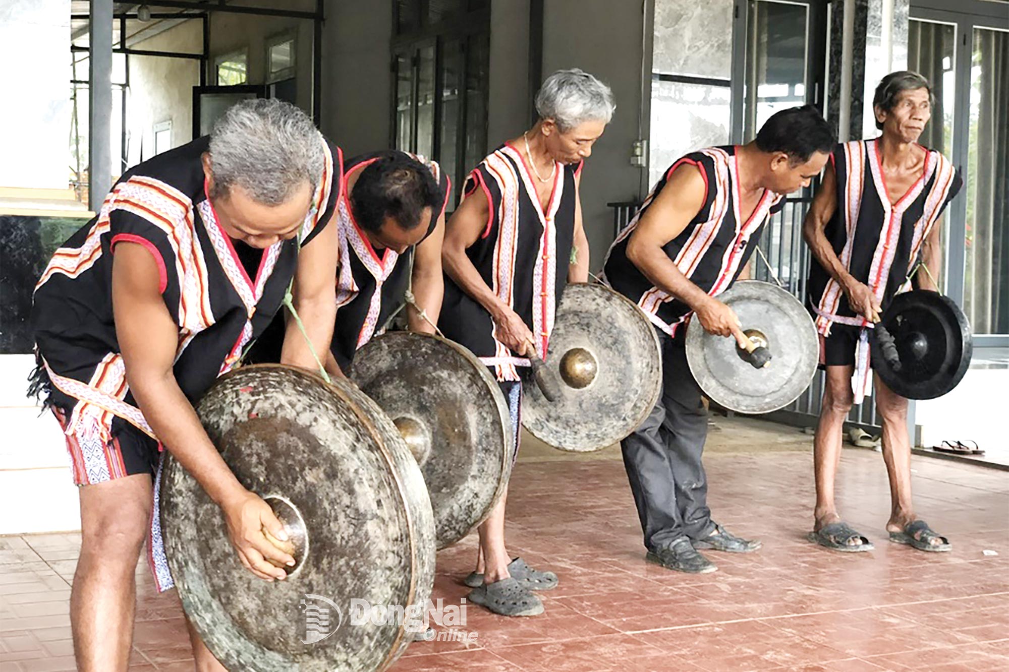 Các thành viên đội cồng chiêng thôn 2 say sưa tập luyện những bài chiêng truyền thống, chuẩn bị cho mùa lễ hội - nơi âm thanh vang vọng giữa lòng quê hương Long Hà.