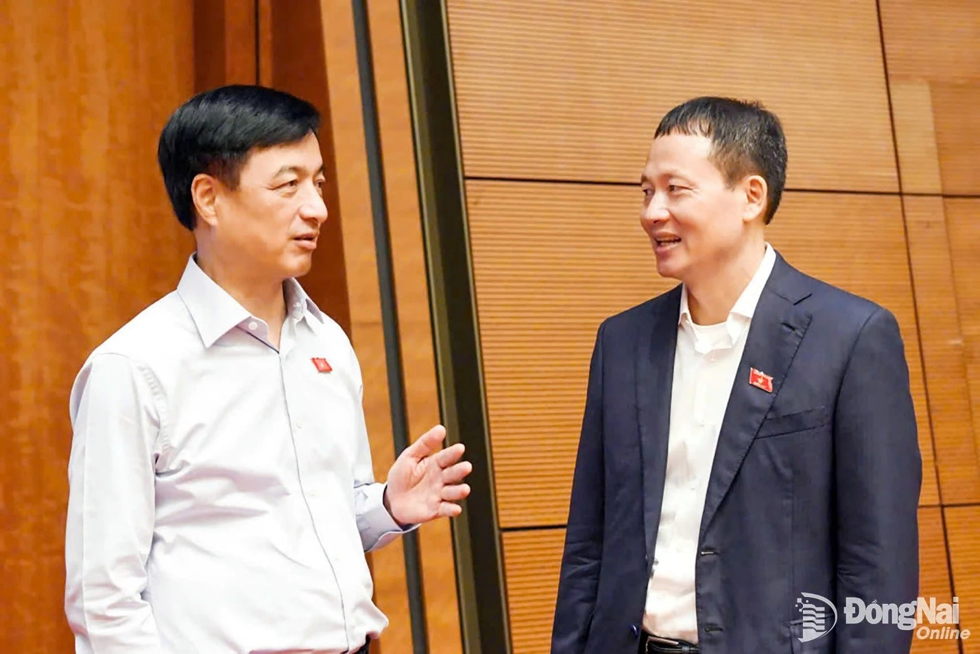 Đồng chí Nguyễn Duy Ngọc, Ủy viên Bộ Chính trị, Bí thư Trung ương Đảng, Trưởng ban Tổ chức Trung ương trao đổi với lãnh đạo thành phố Đồng Nai bên lề kỳ họp. Ảnh: CTV    